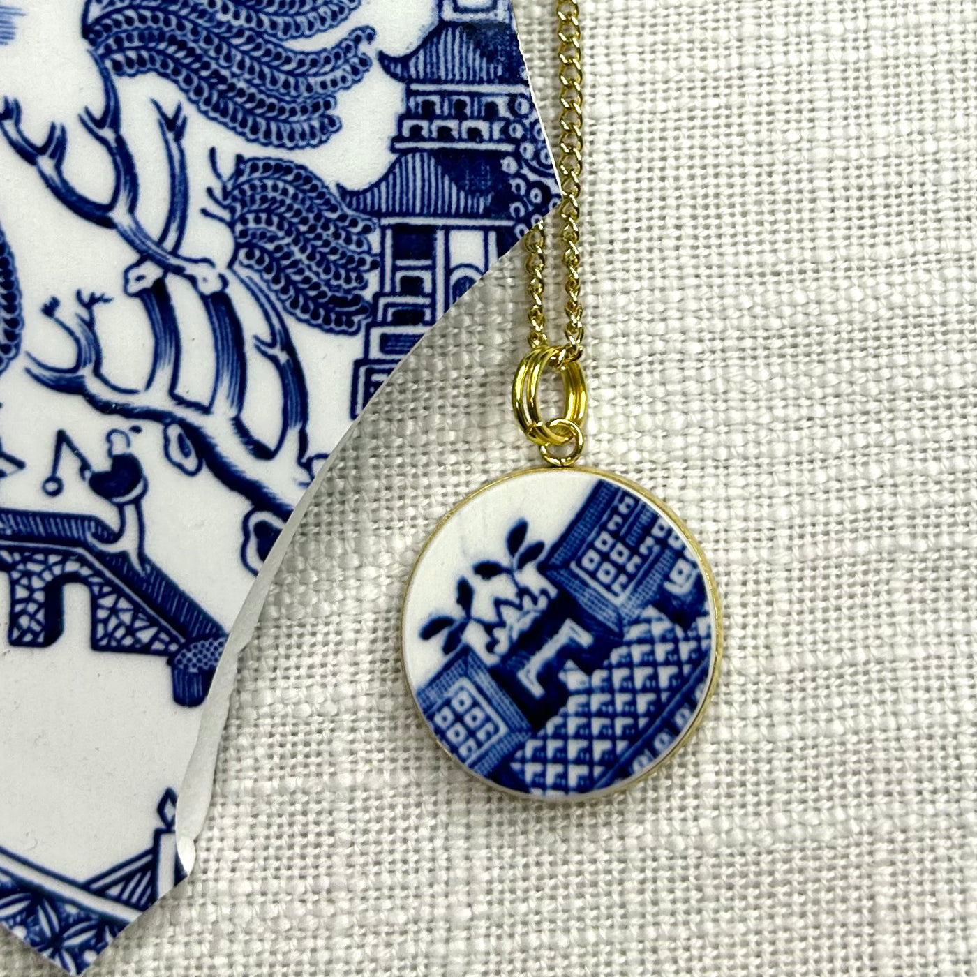 1960’s Churchill Blue Willow Pendant Necklace YM