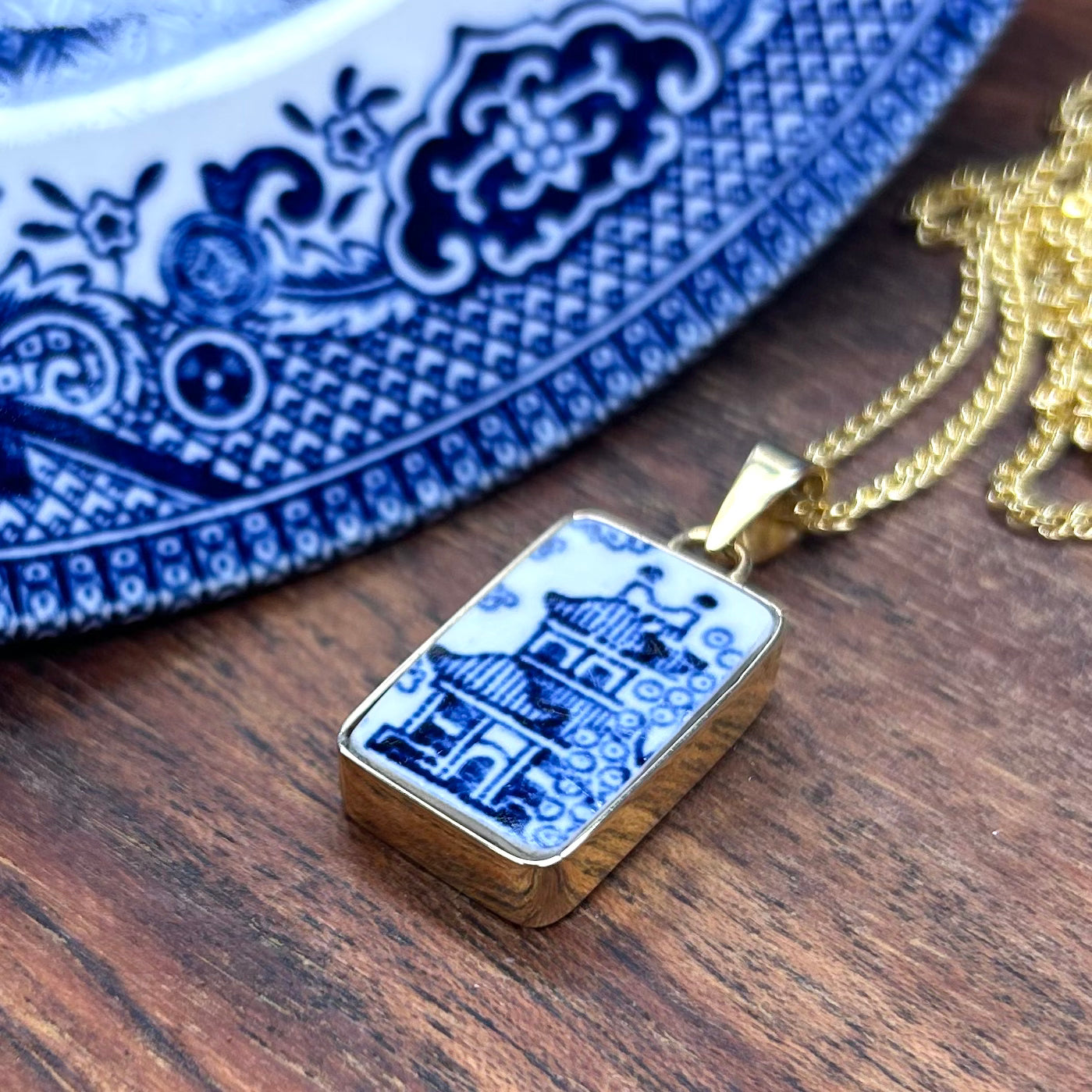9ct Solid Yellow Gold Blue Willow Pendant Necklace