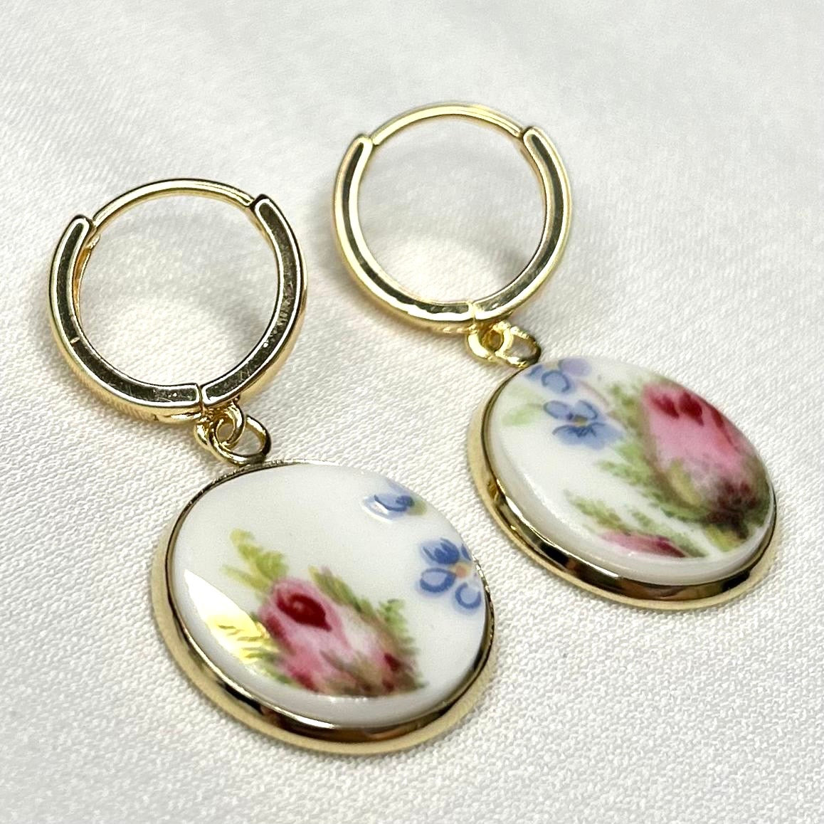 1947 Royal Albert ‘Moss Rose’ Huggies Dangly Earrings Y