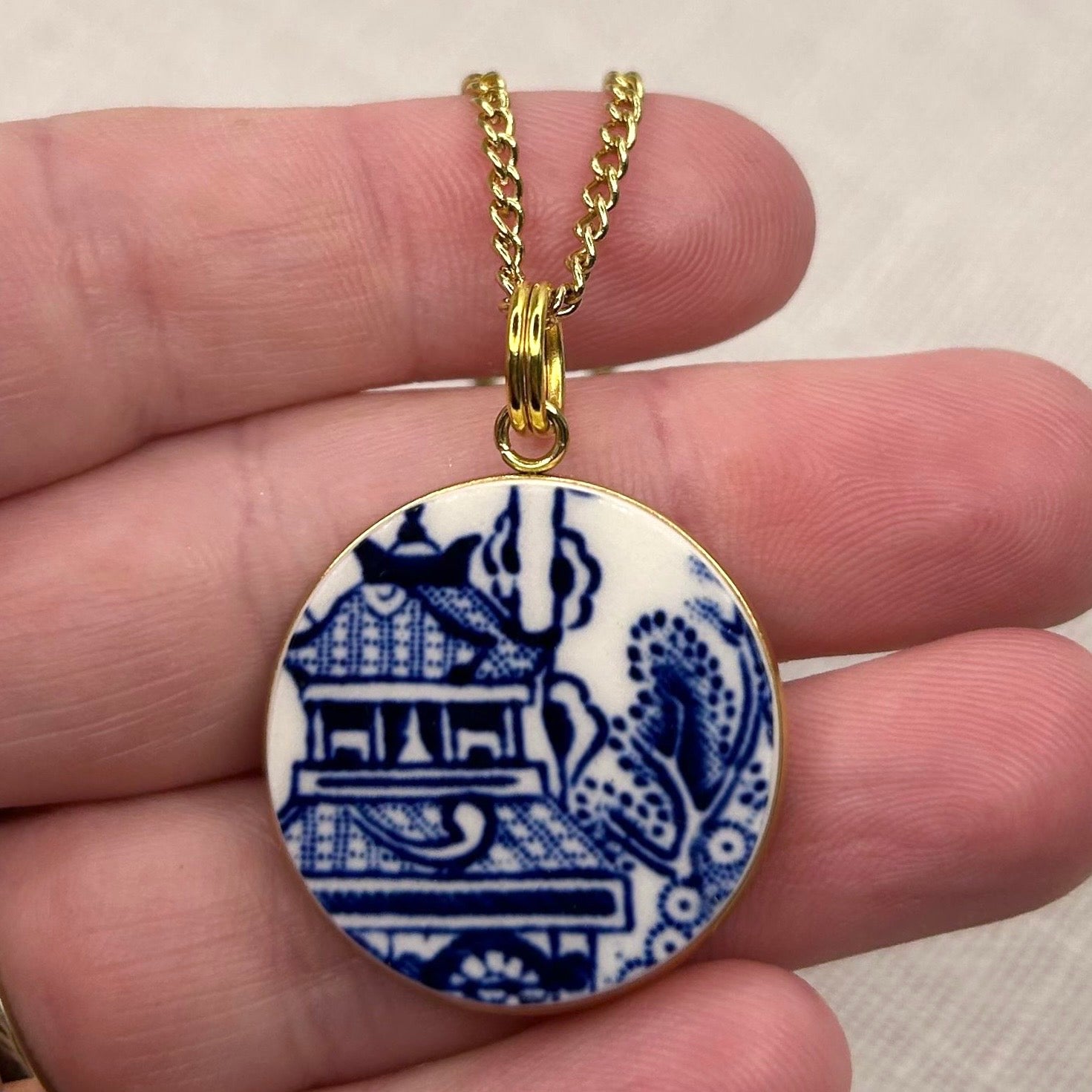 1960’s Churchill ‘Blue Willow’ Pendant Necklace Y