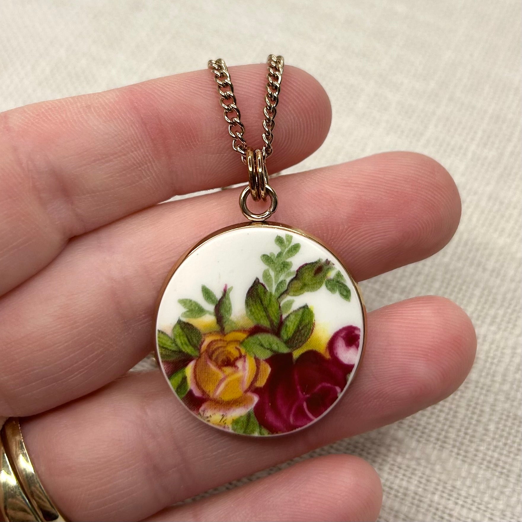 1962 Royal Albert ‘Old Country Roses’ Pendant Necklace R