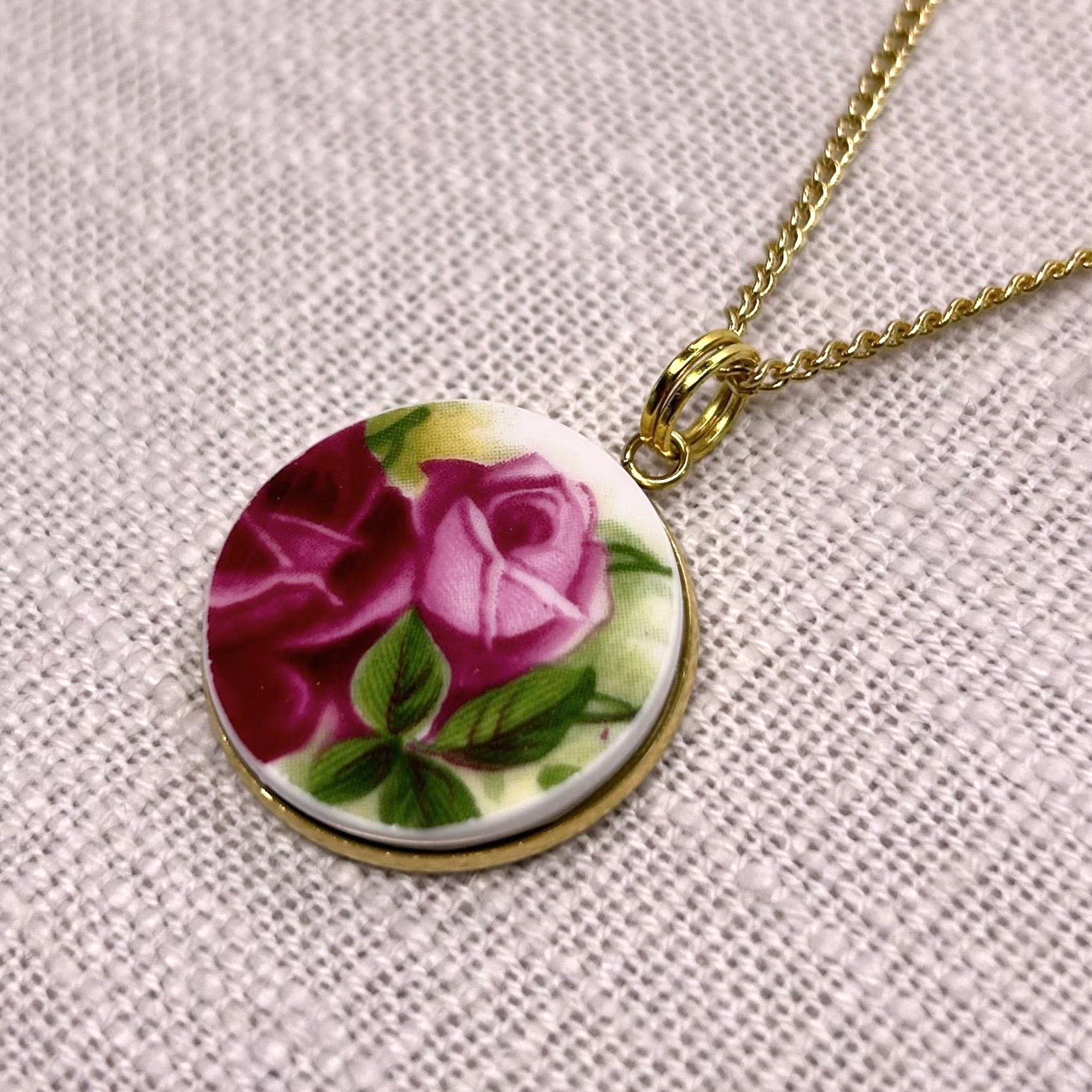1962 Royal Albert ‘Old Country Roses’ Pendant Necklace Y
