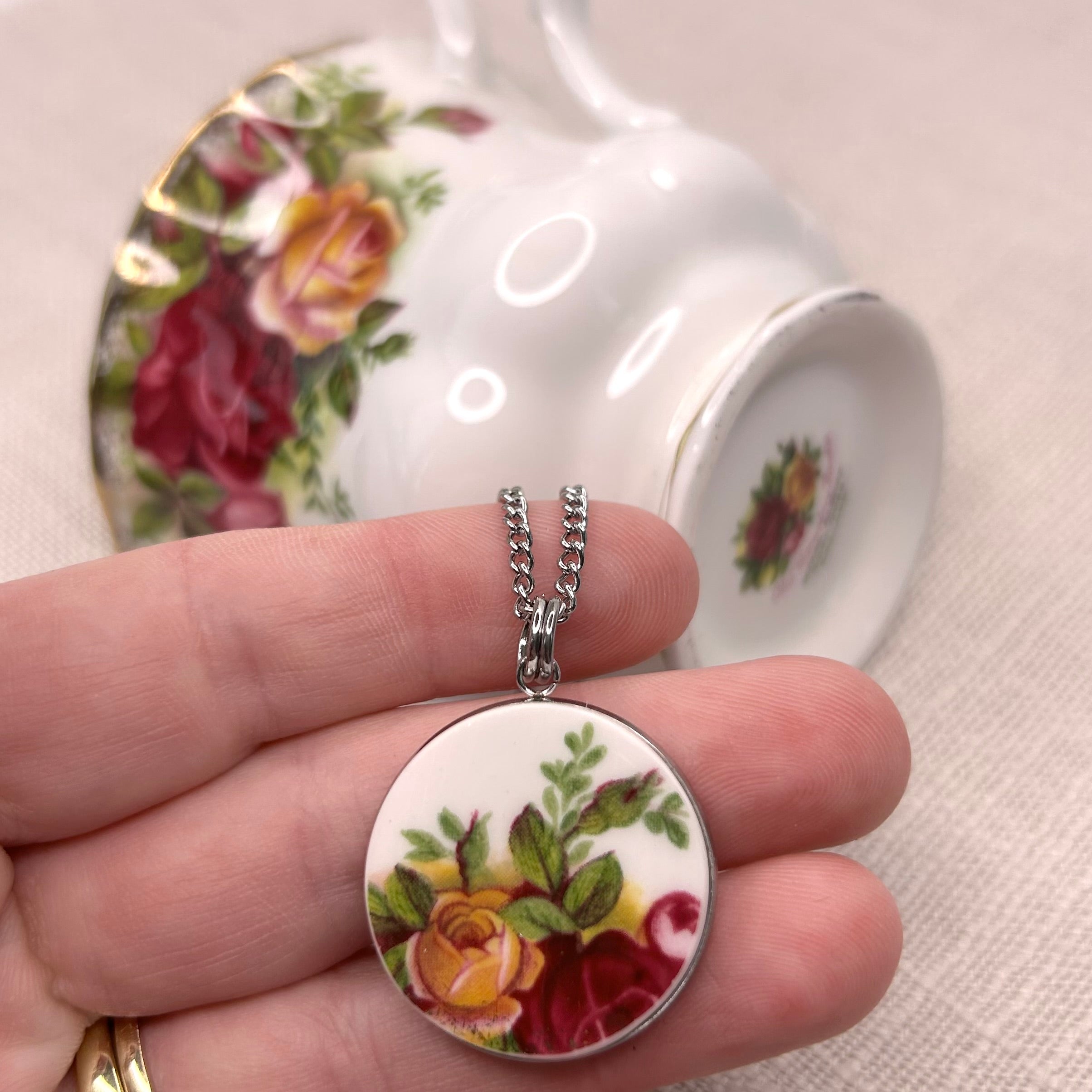 1962 Royal Albert ‘Old Country Roses’ Pendant Necklace S