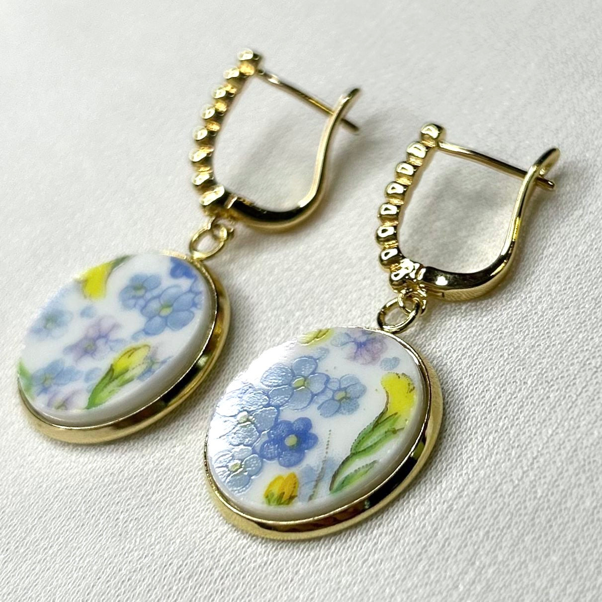 1925-45 Shelley ‘Primrose Chintz’ Leverback Dangly Earrings YM