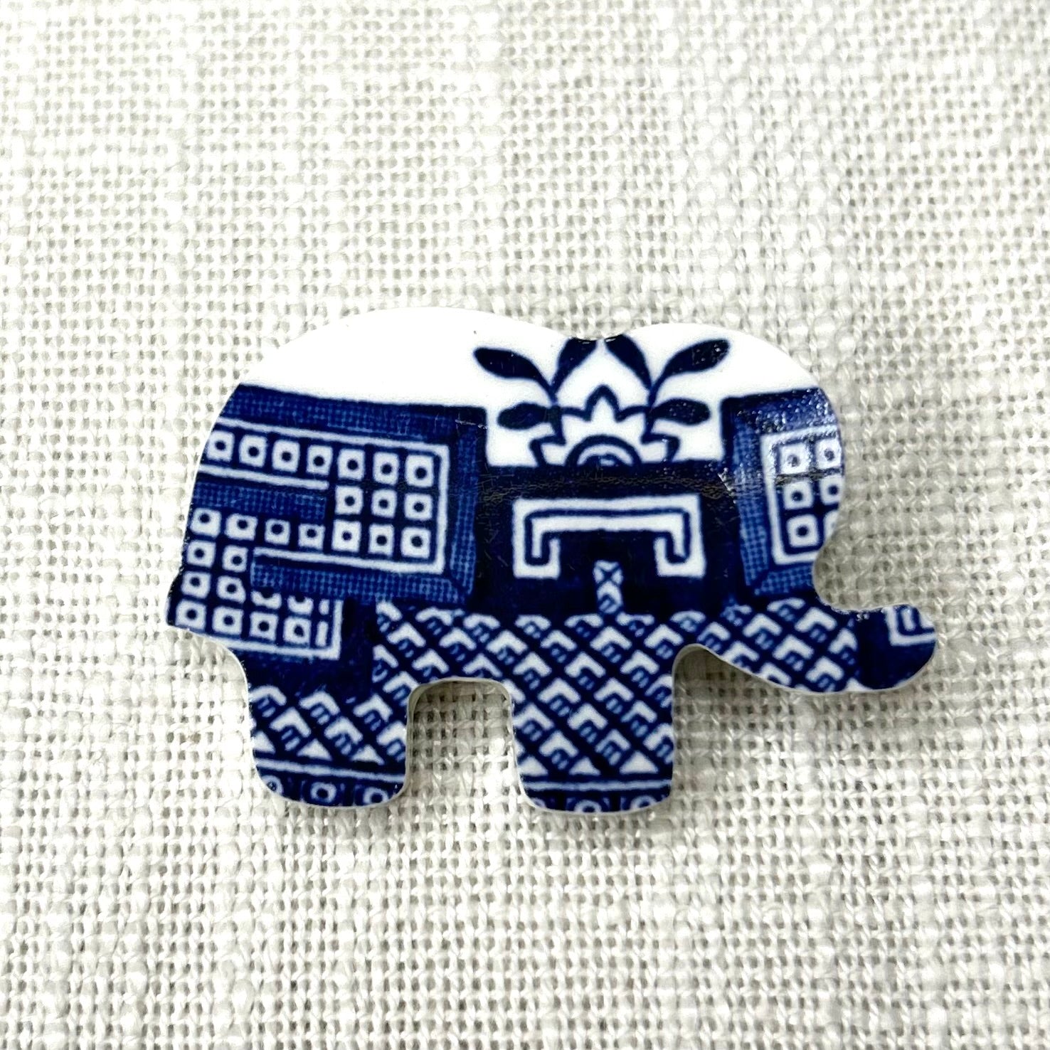 *1960’s Churchill ‘Blue Willow’ Elephant Brooch M