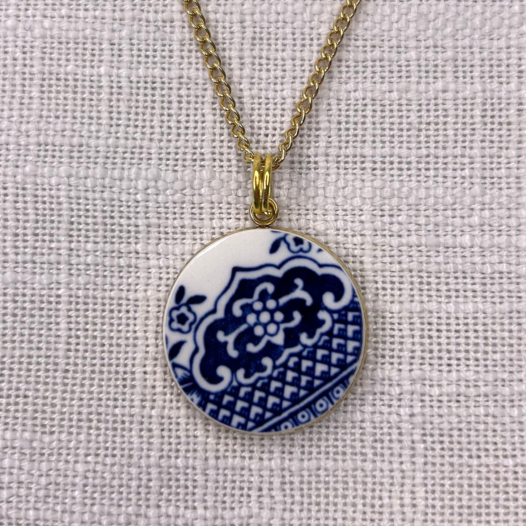 1960’s Churchill ‘Blue Willow’ Pendant Necklace Y