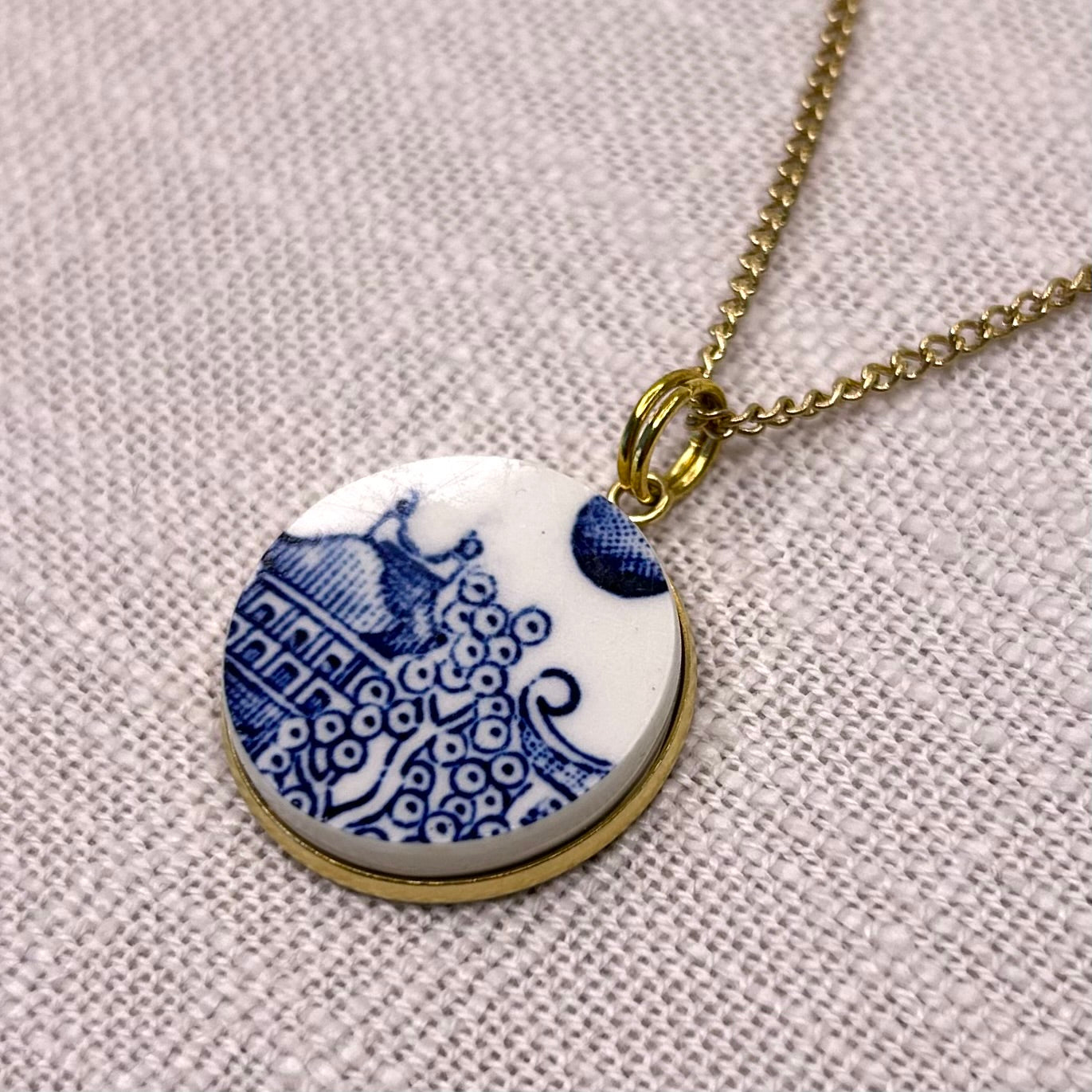 1960’s Churchill ‘Blue Willow’ Pendant Necklace Y