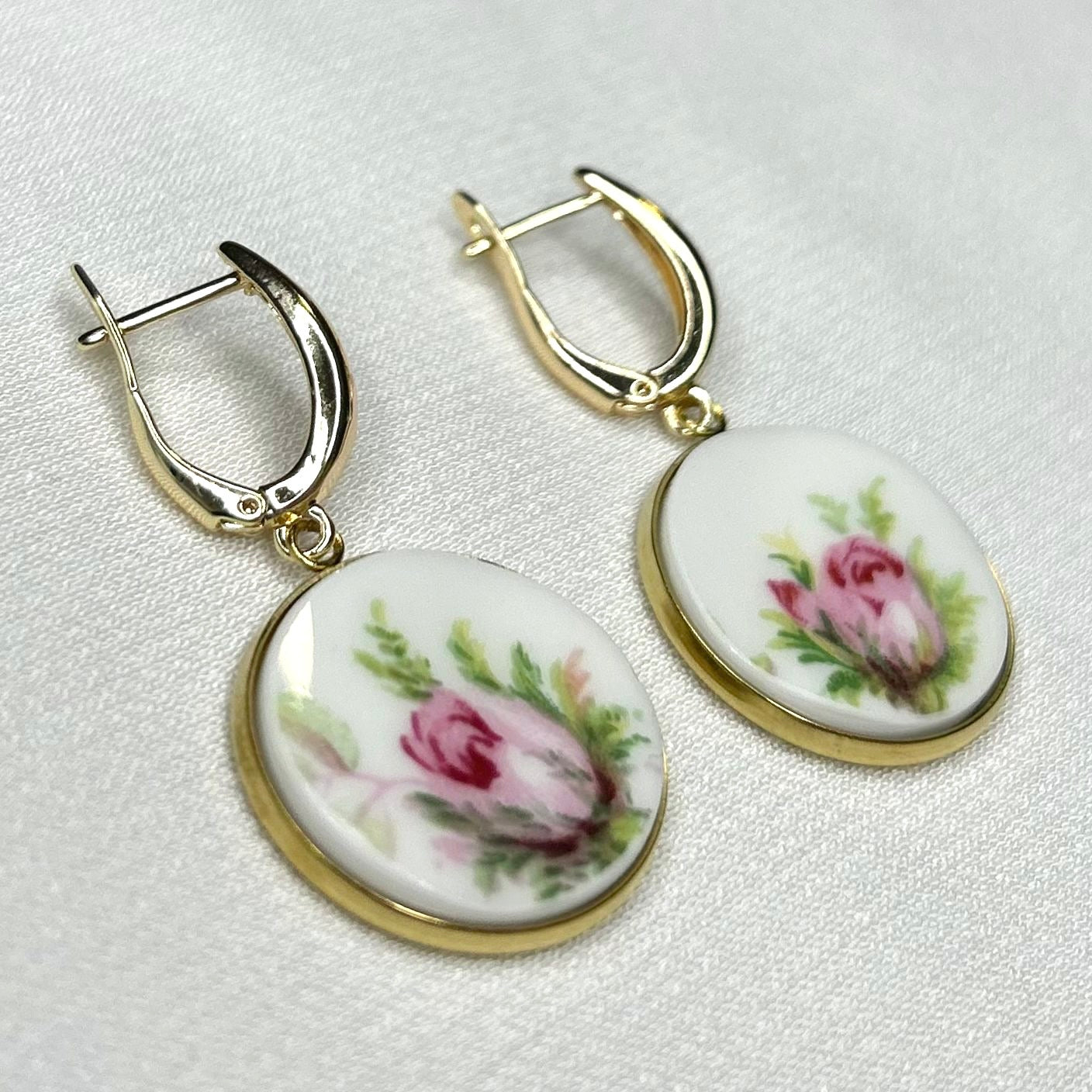 1947 Royal Albert ‘Moss Rose’ Leverback Dangly Earrings Y