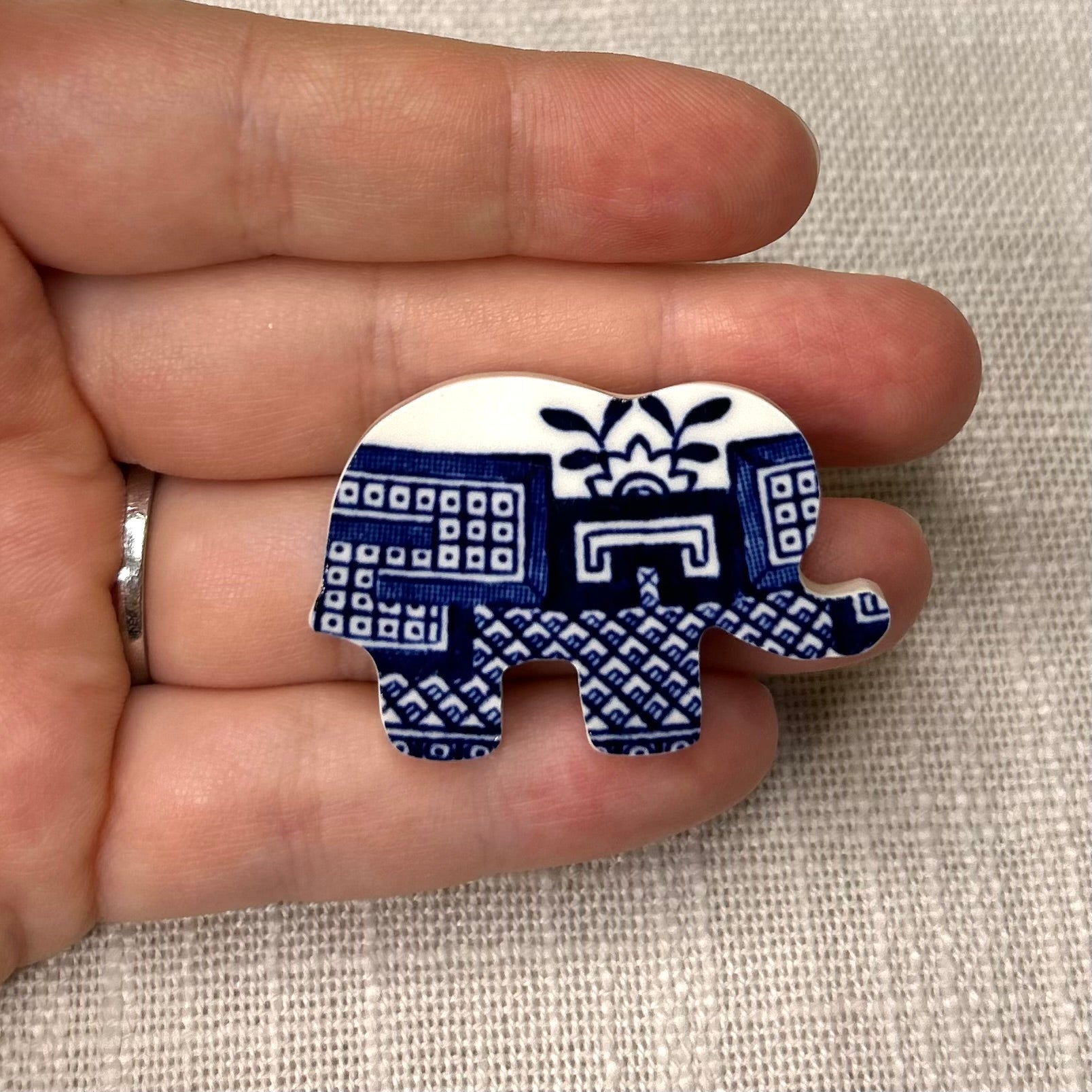 *1960’s Churchill ‘Blue Willow’ Elephant Brooch M