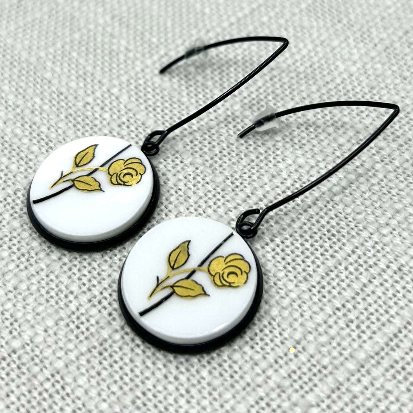 1960’s Elizabethan China Hooks Dangly Earrings B