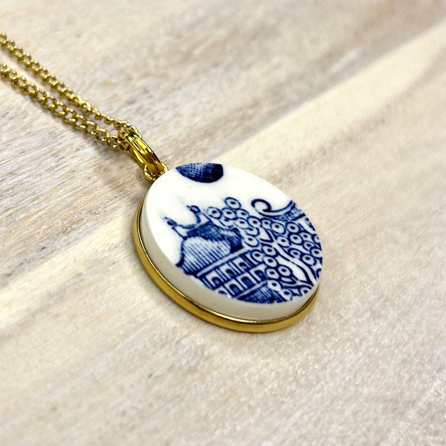 1960’s Churchill Blue Willow Pendant Necklace Y