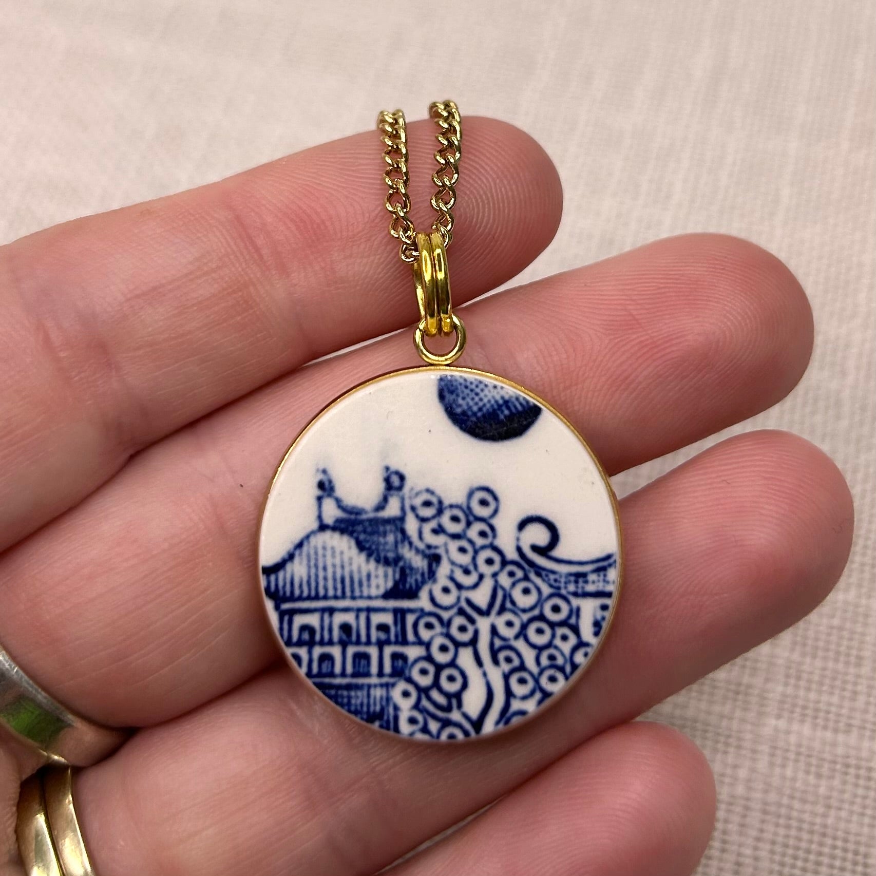 1960’s Churchill ‘Blue Willow’ Pendant Necklace Y