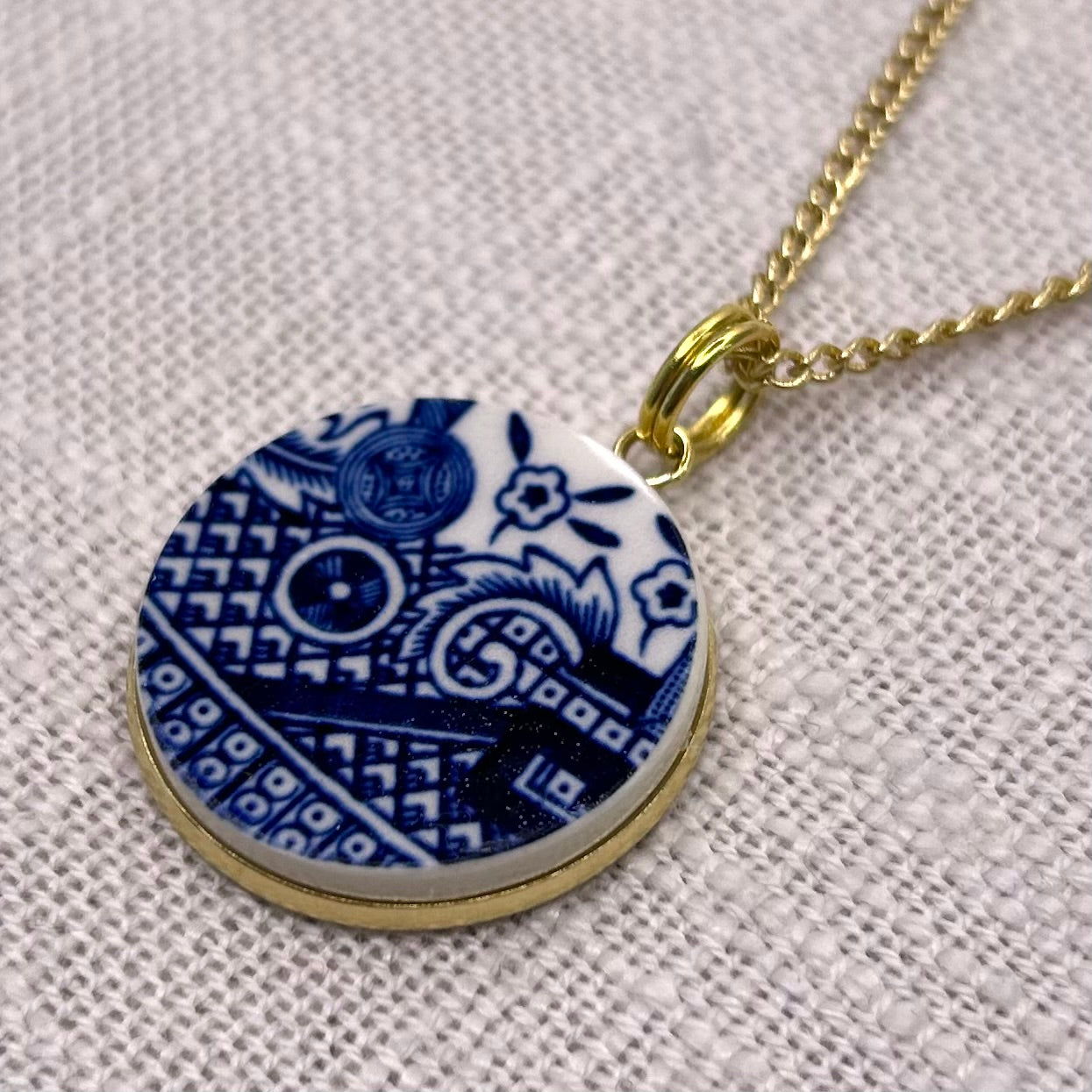 1960’s Churchill ‘Blue Willow’ Pendant Necklace Y
