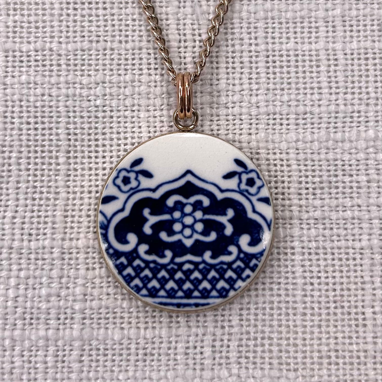 1960’s Churchill ‘Blue Willow’ Pendant Necklace R