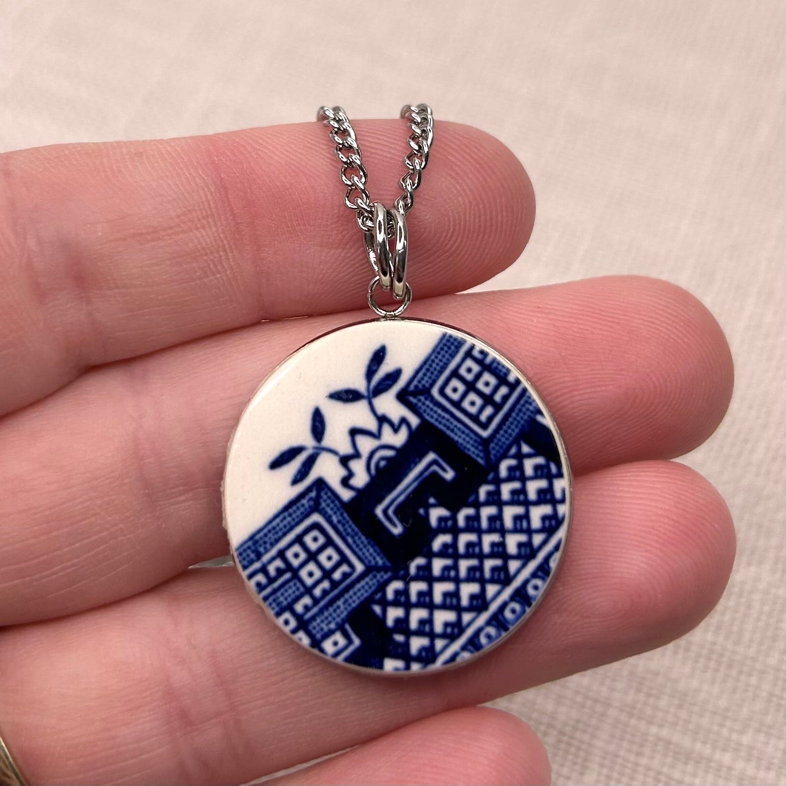 1960’s Churchill ‘Blue Willow’ Pendant Necklace S
