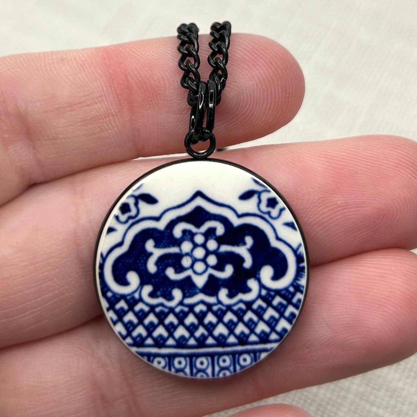 1960’s Churchill ‘Blue Willow’ Pendant Necklace B
