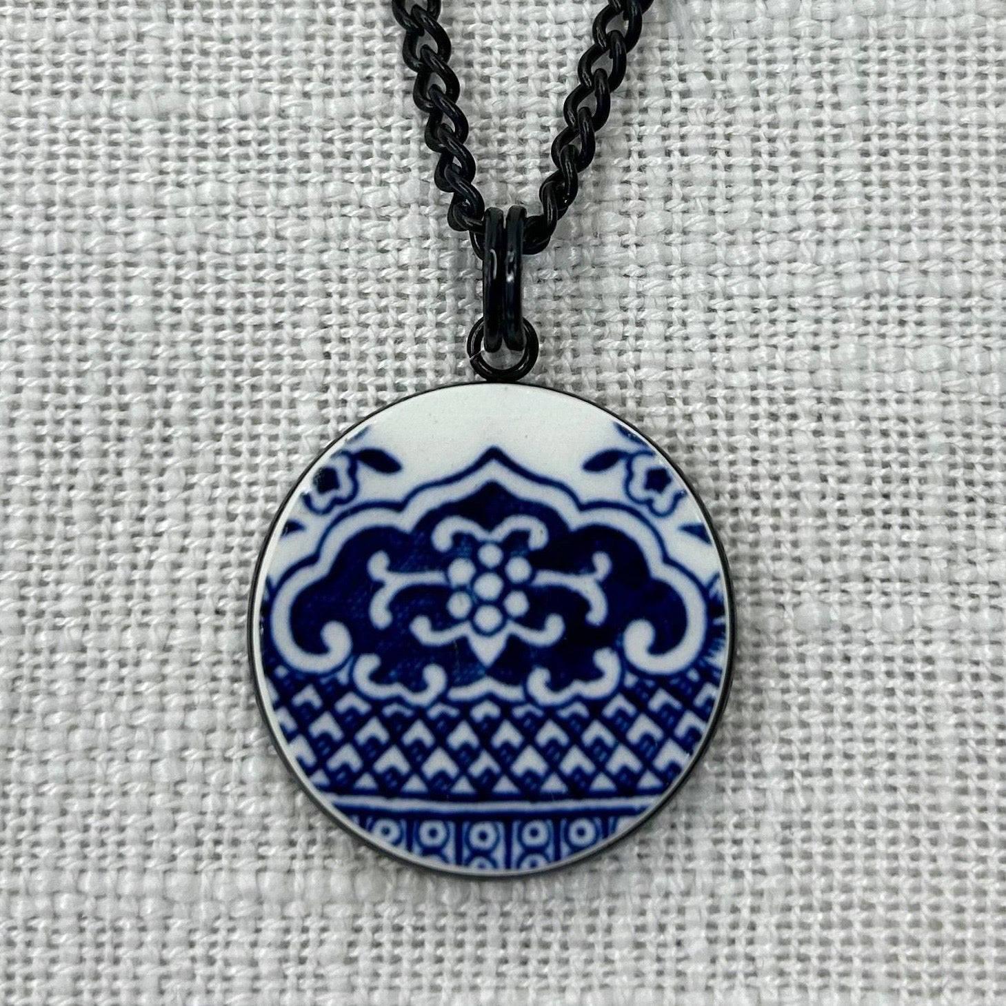 1960’s Churchill ‘Blue Willow’ Pendant Necklace B