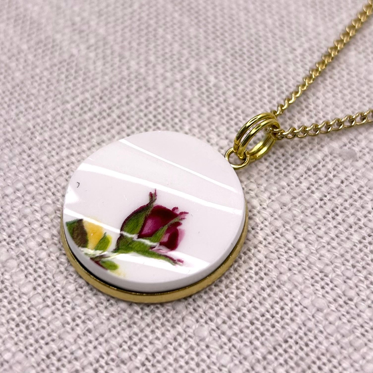1962 Royal Albert ‘Old Country Roses’ Pendant Necklace Y