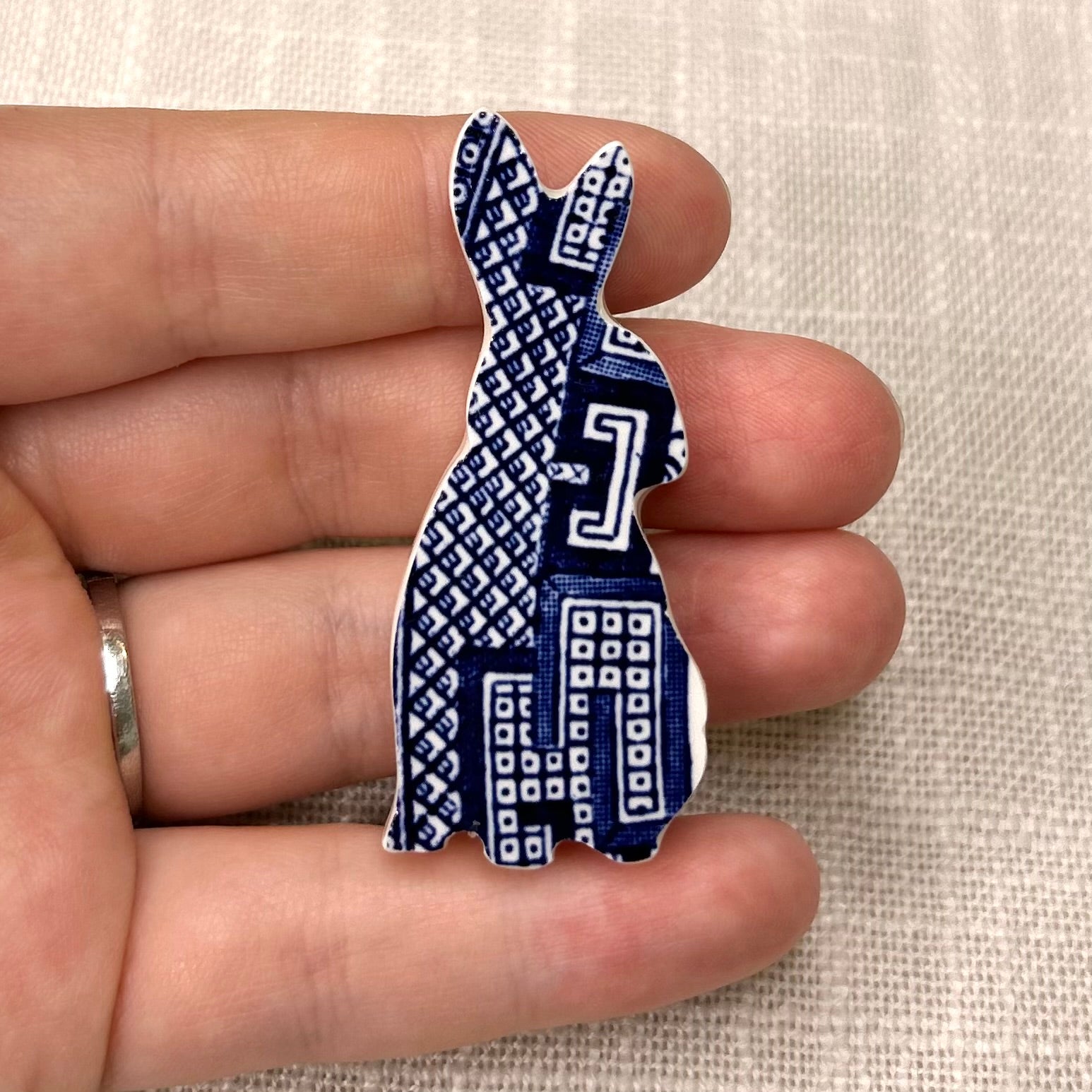 1960’s Churchill ‘Blue Willow’ Bunny Brooch M