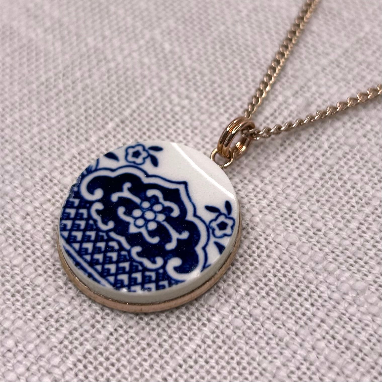 1960’s Churchill ‘Blue Willow’ Pendant Necklace R