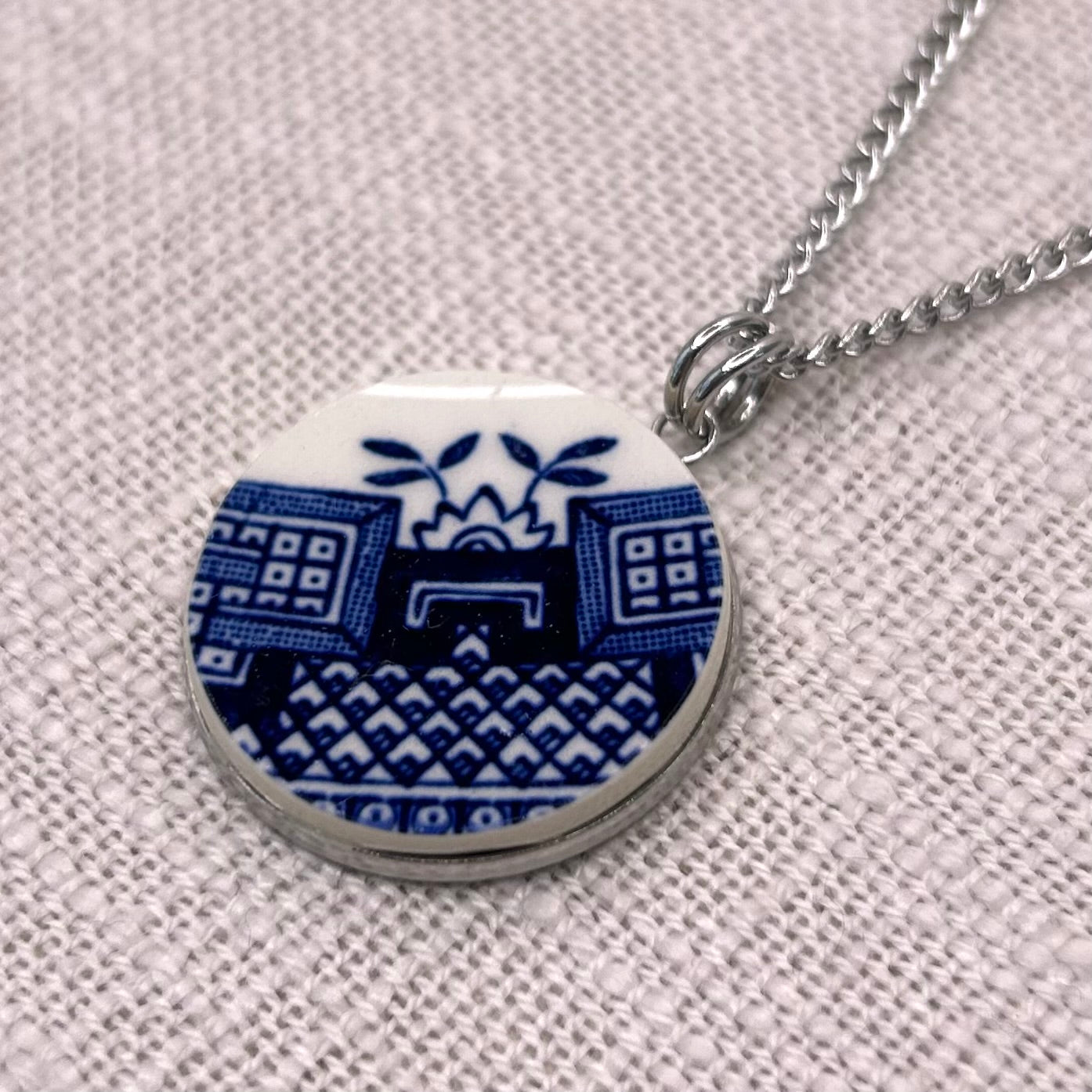 1960’s Churchill ‘Blue Willow’ Pendant Necklace S