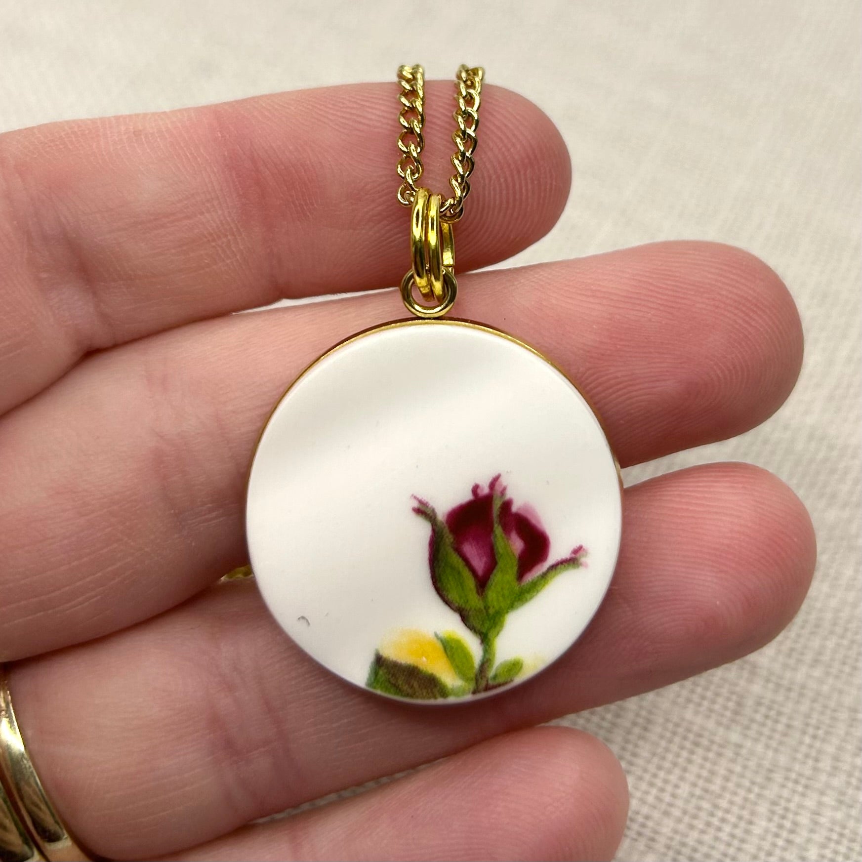 1962 Royal Albert ‘Old Country Roses’ Pendant Necklace Y