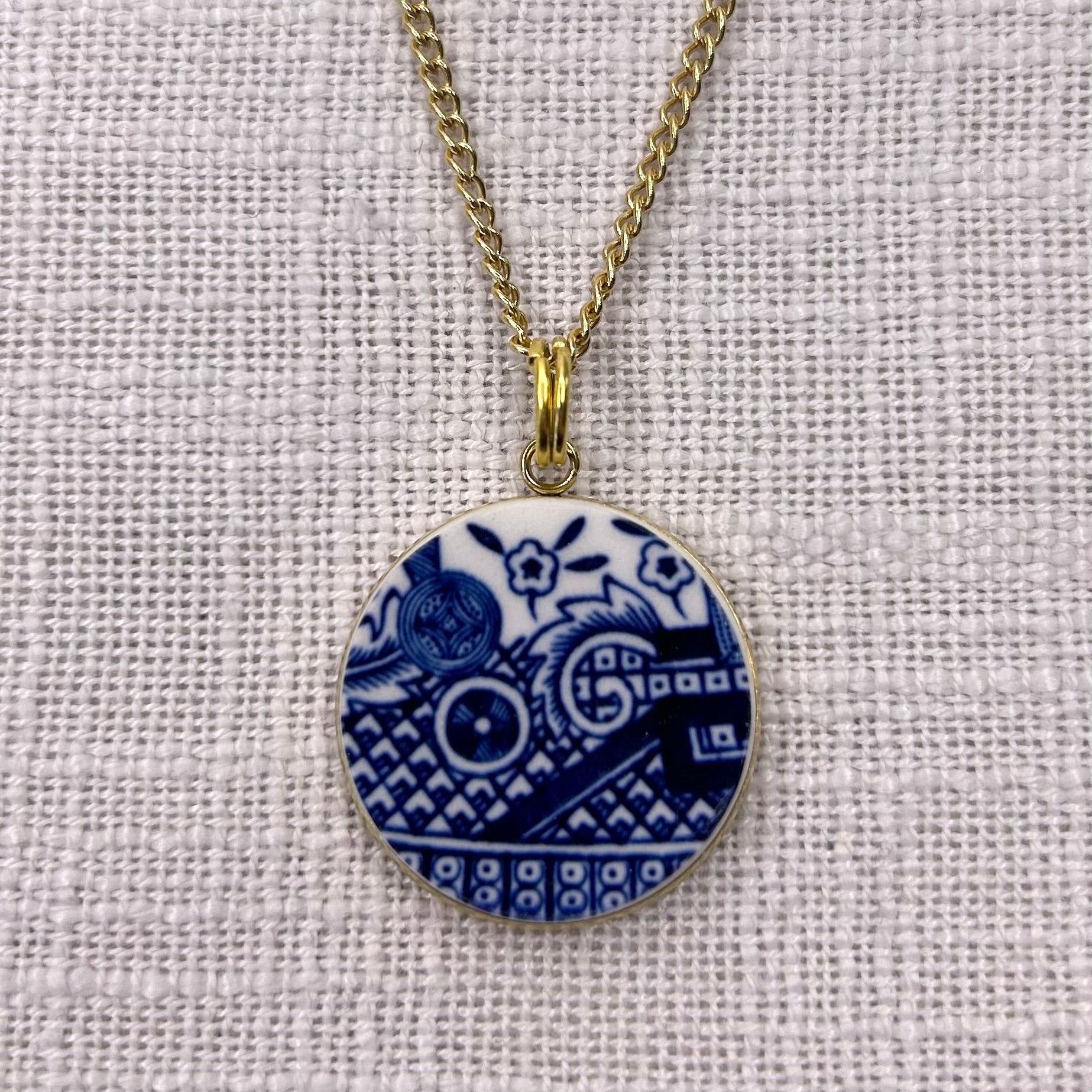 1960’s Churchill ‘Blue Willow’ Pendant Necklace Y