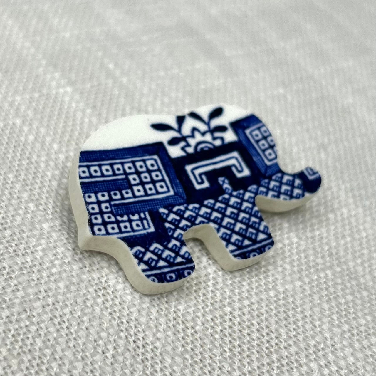 *1960’s Churchill ‘Blue Willow’ Elephant Brooch M