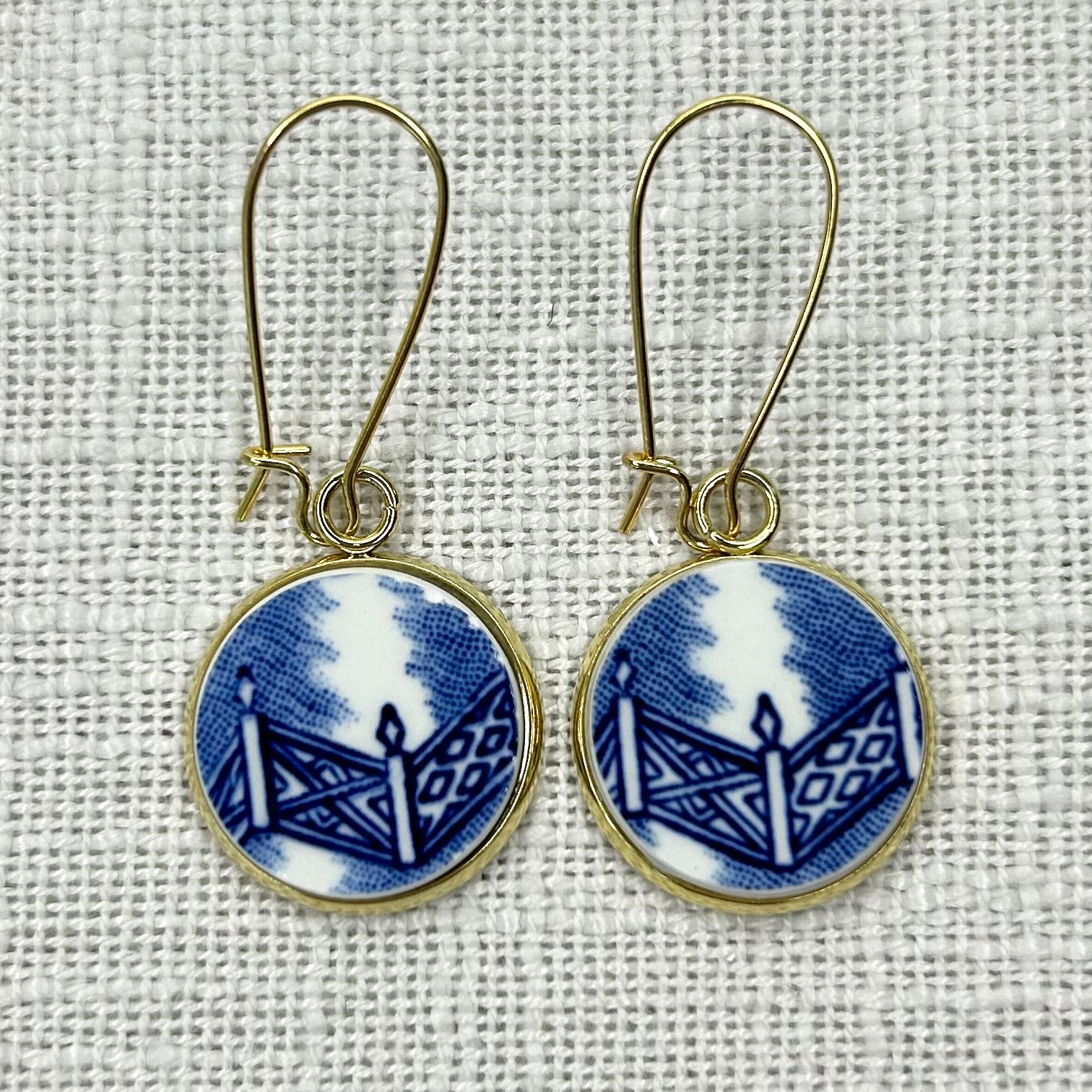 1960’s Churchill ‘Blue Willow’ Kidney Wire Dangly Earrings Y