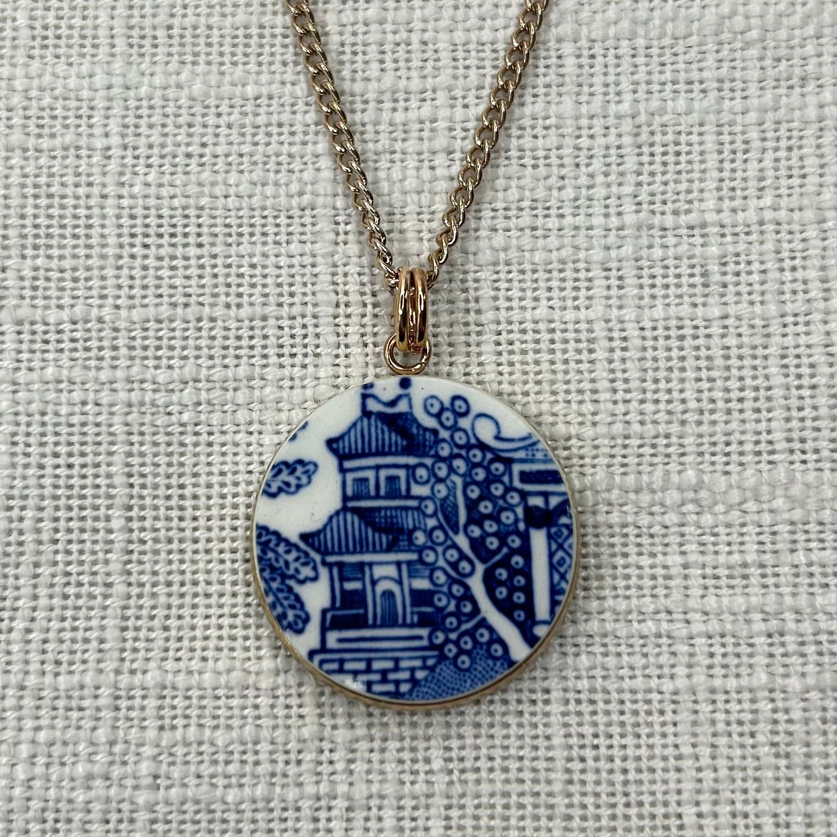 1960’s Churchill ‘Blue Willow’ Pendant Necklace R