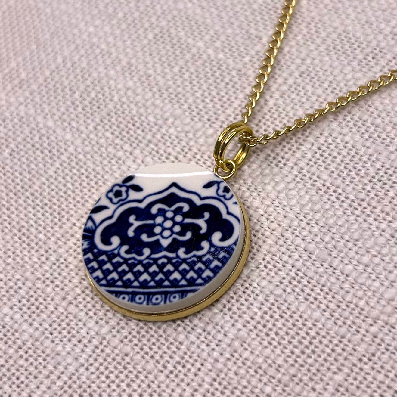 1960’s Churchill ‘Blue Willow’ Pendant Necklace Y