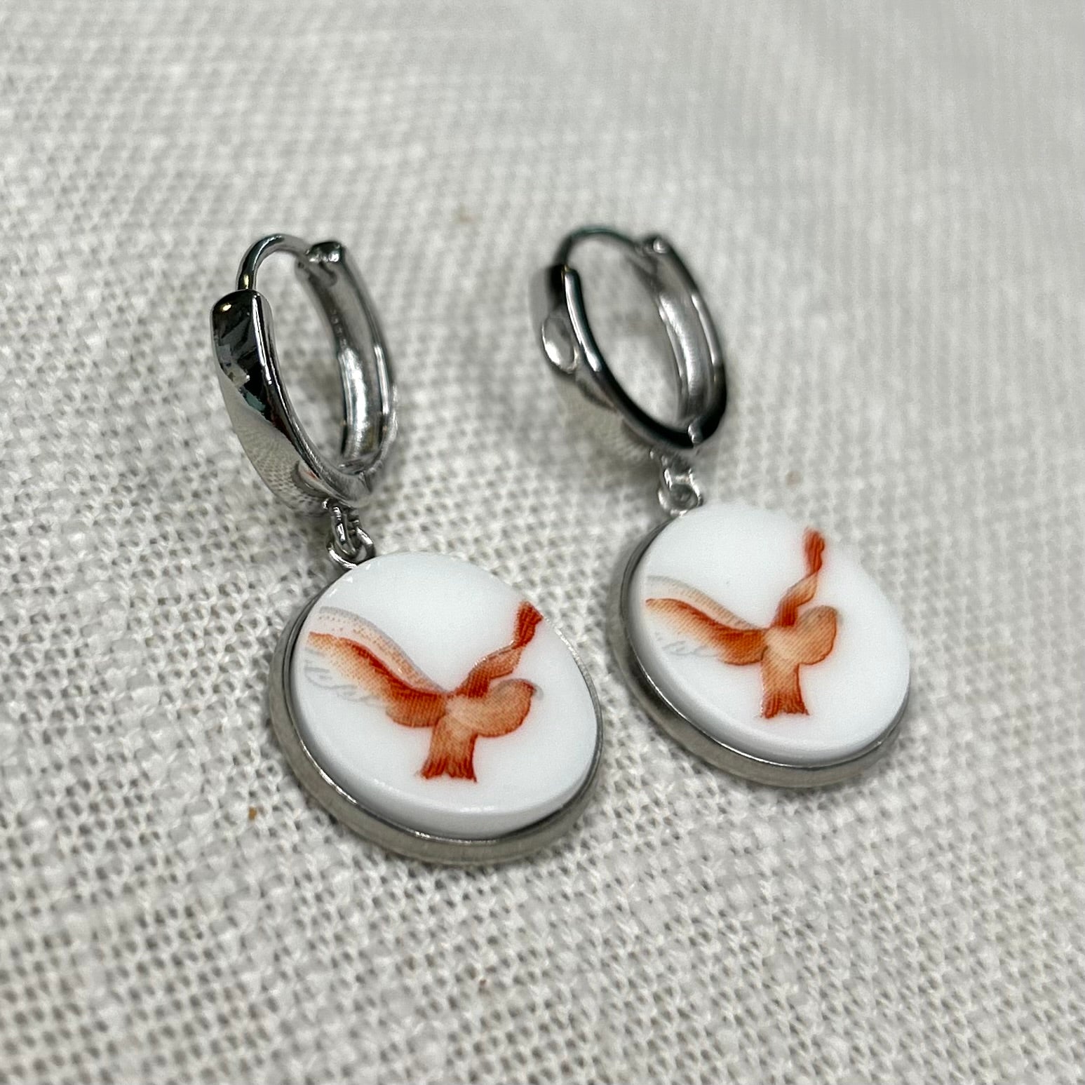 Major Mitchell Cockatoo Dangly Huggies Earrings S