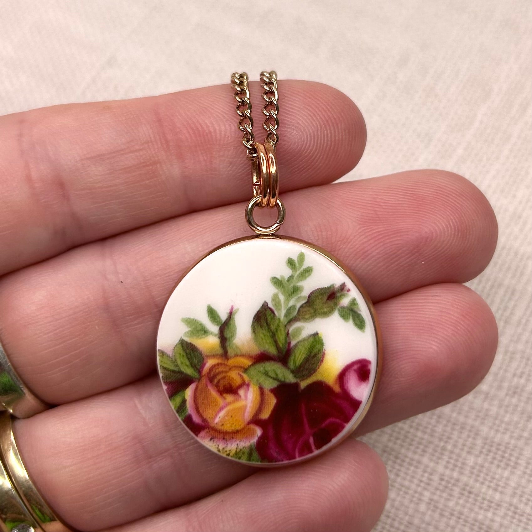 1962 Royal Albert ‘Old Country Roses’ Pendant Necklace R