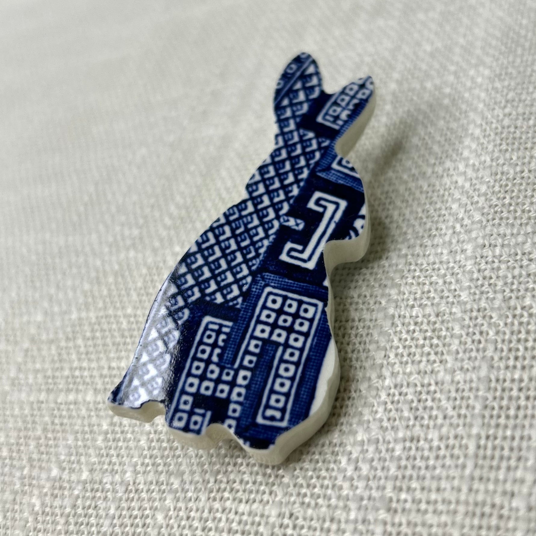 1960’s Churchill ‘Blue Willow’ Bunny Brooch M