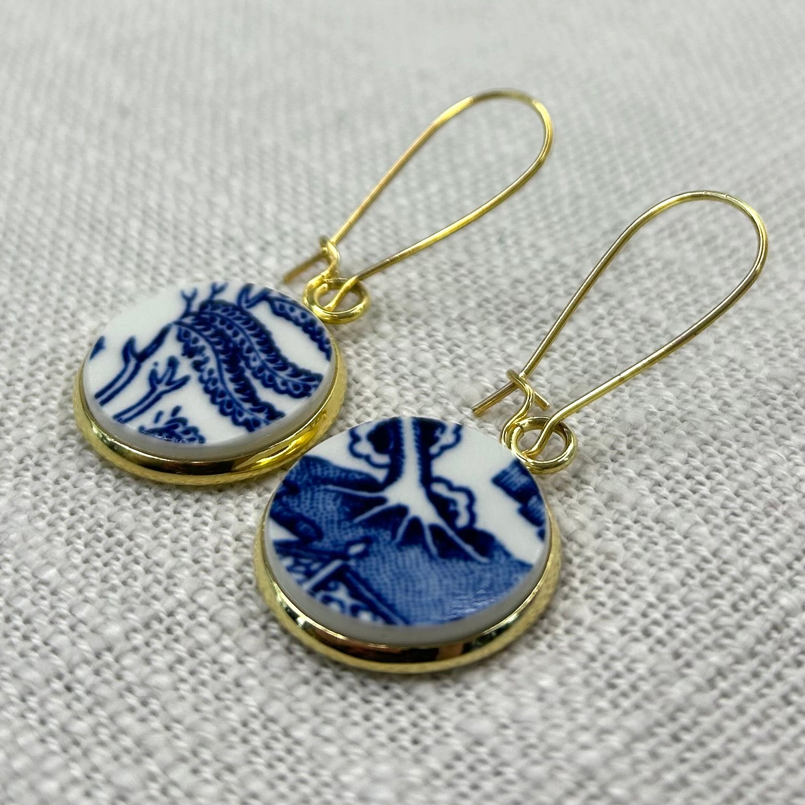 1960’s Churchill ‘Blue Willow’ Kidney Wire Dangly Earrings Y