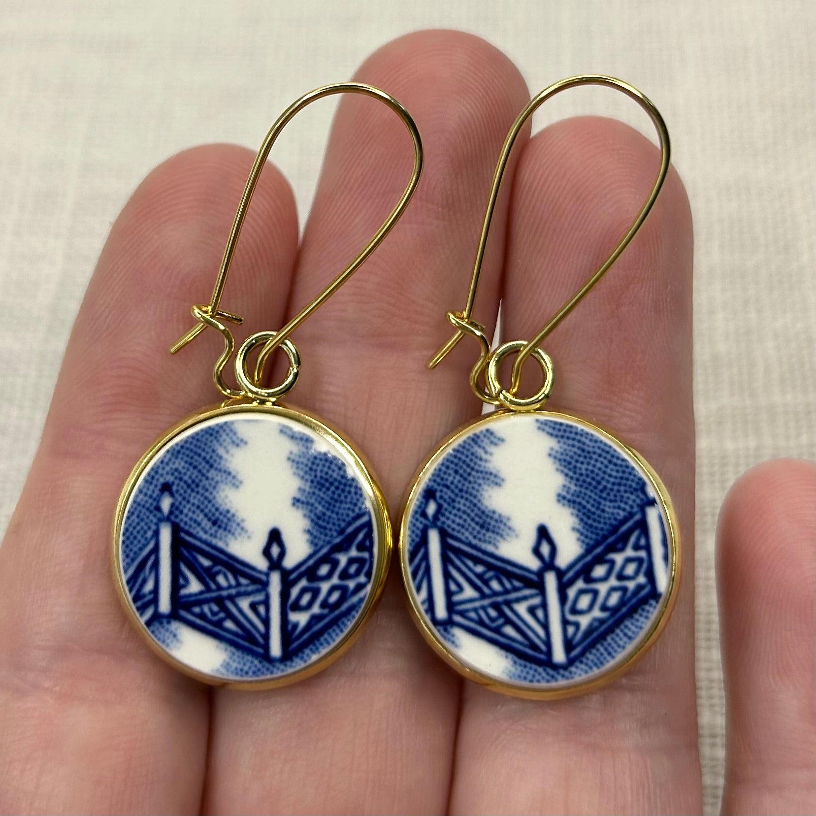 1960’s Churchill ‘Blue Willow’ Kidney Wire Dangly Earrings Y