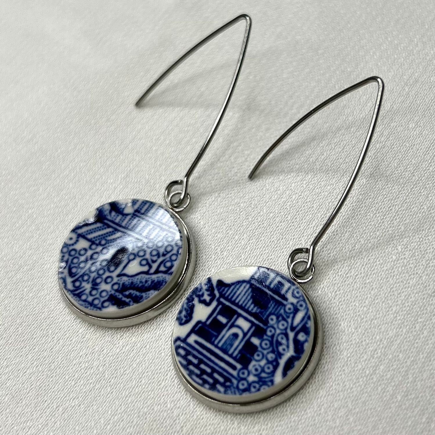 1960’s Churchill ‘Blue Willow’ Hooks Dangly Earrings SM