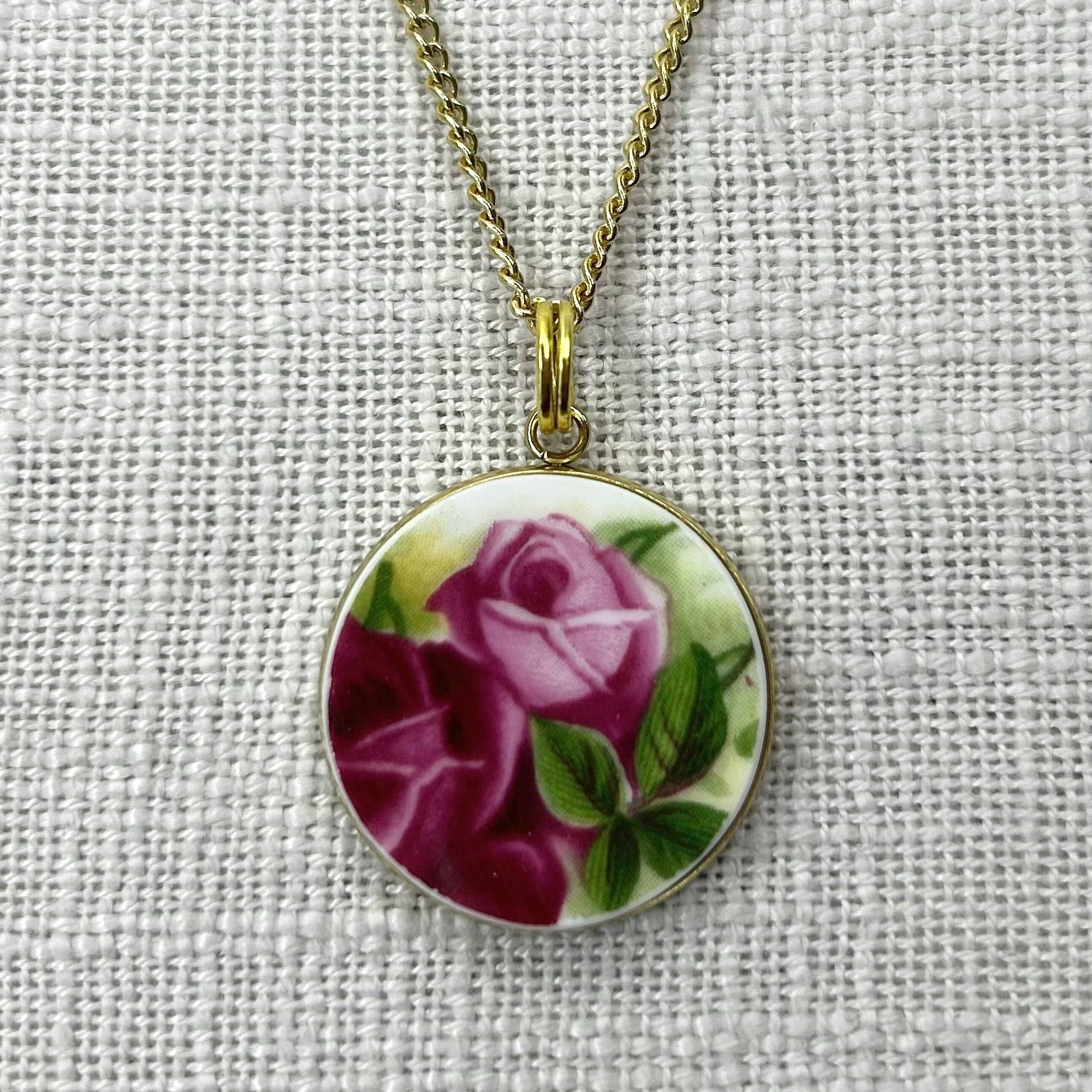 1962 Royal Albert ‘Old Country Roses’ Pendant Necklace Y