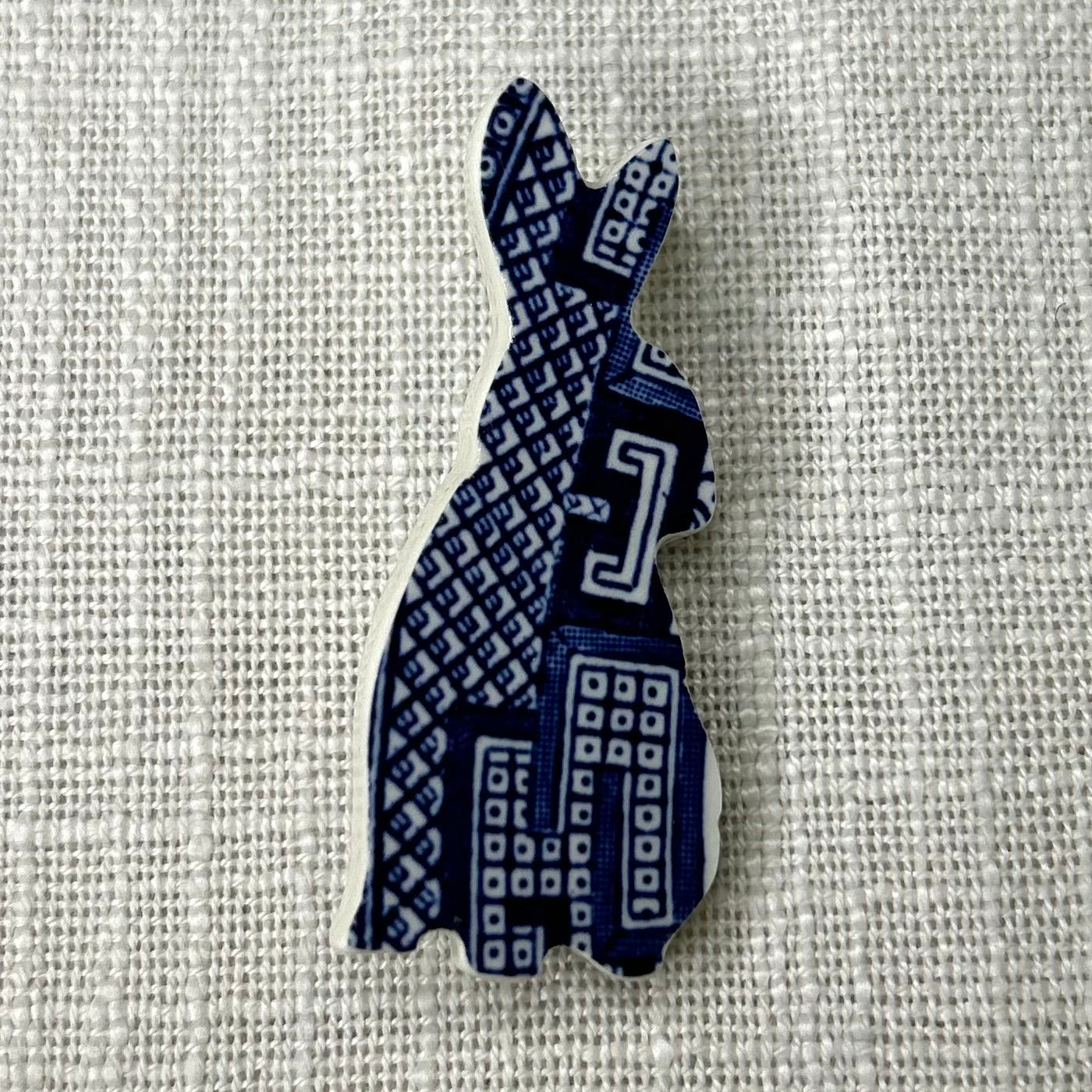 1960’s Churchill ‘Blue Willow’ Bunny Brooch M