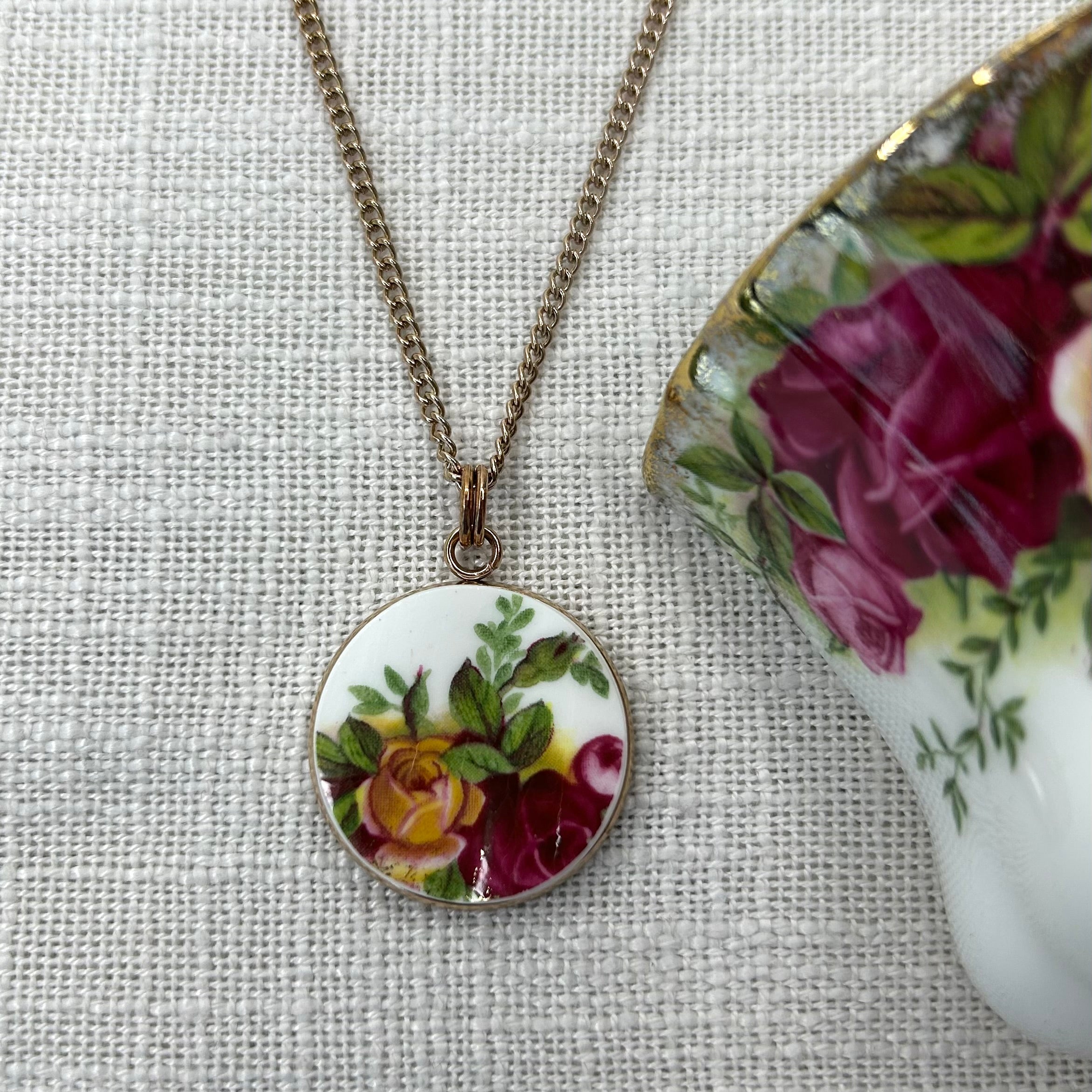 1962 Royal Albert ‘Old Country Roses’ Pendant Necklace R