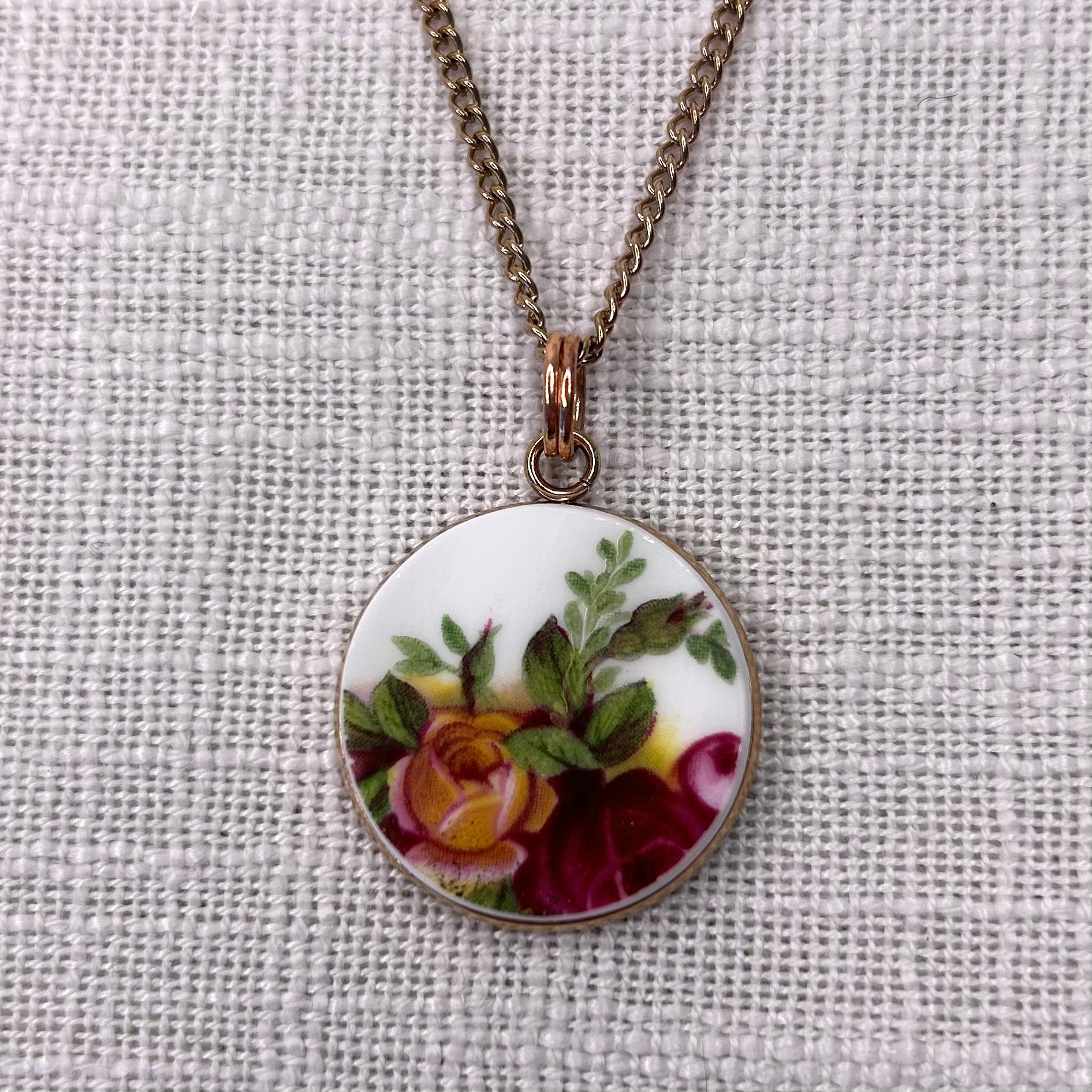1962 Royal Albert ‘Old Country Roses’ Pendant Necklace R