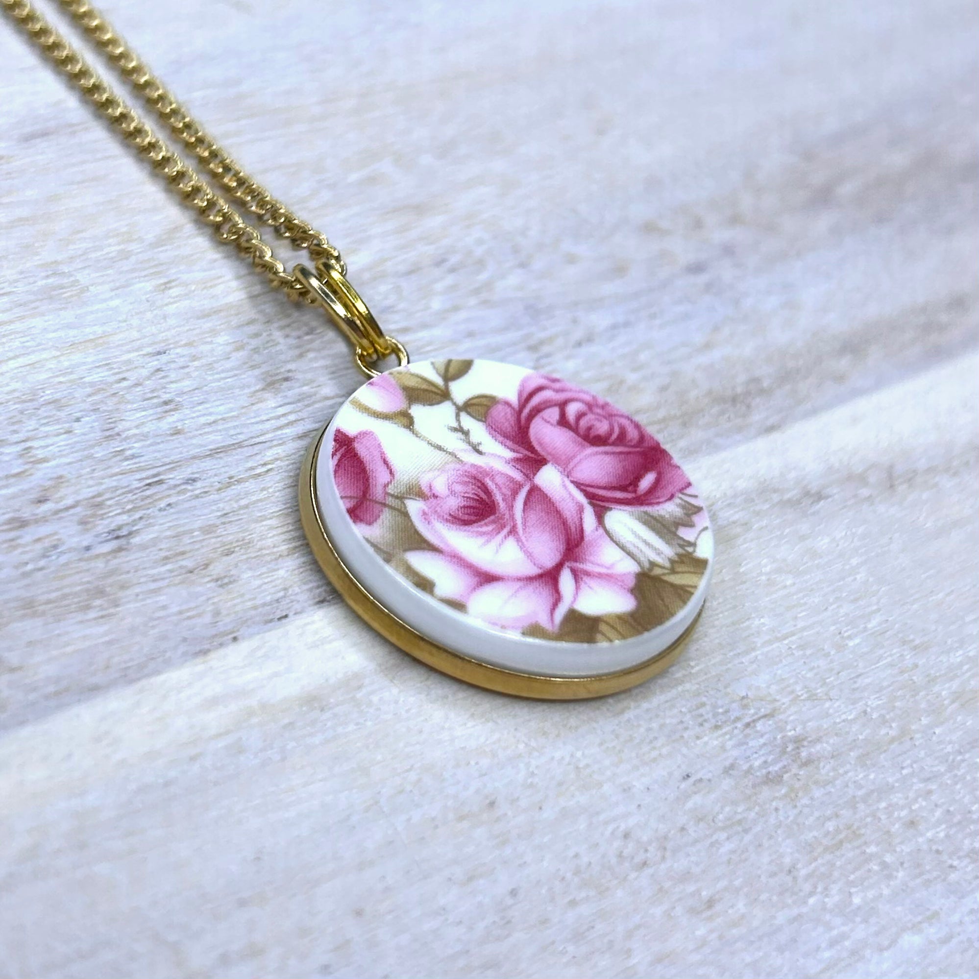 1950’s Queen Anne ‘Rose Garden’ Pendant Necklace Y