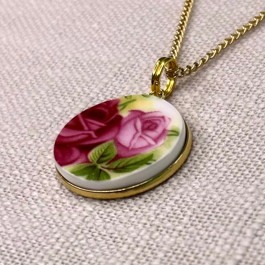 1962 Royal Albert ‘Old Country Roses’ Pendant Necklace Y