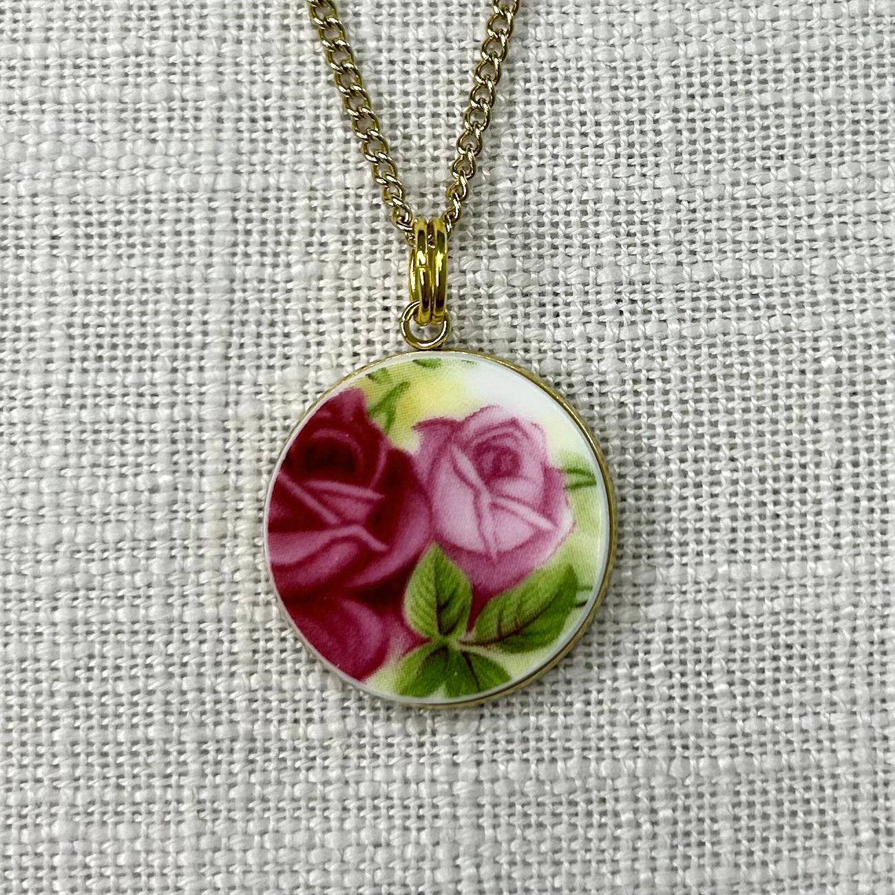 1962 Royal Albert ‘Old Country Roses’ Pendant Necklace Y