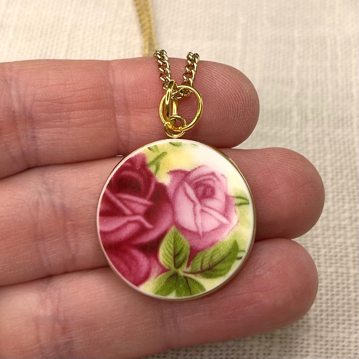 1962 Royal Albert ‘Old Country Roses’ Pendant Necklace Y