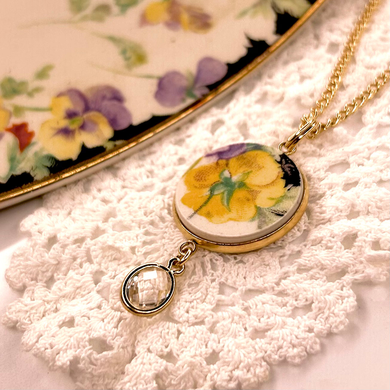 1937 Royal Doulton ‘Wild Pansy’ Pendant Necklace YG