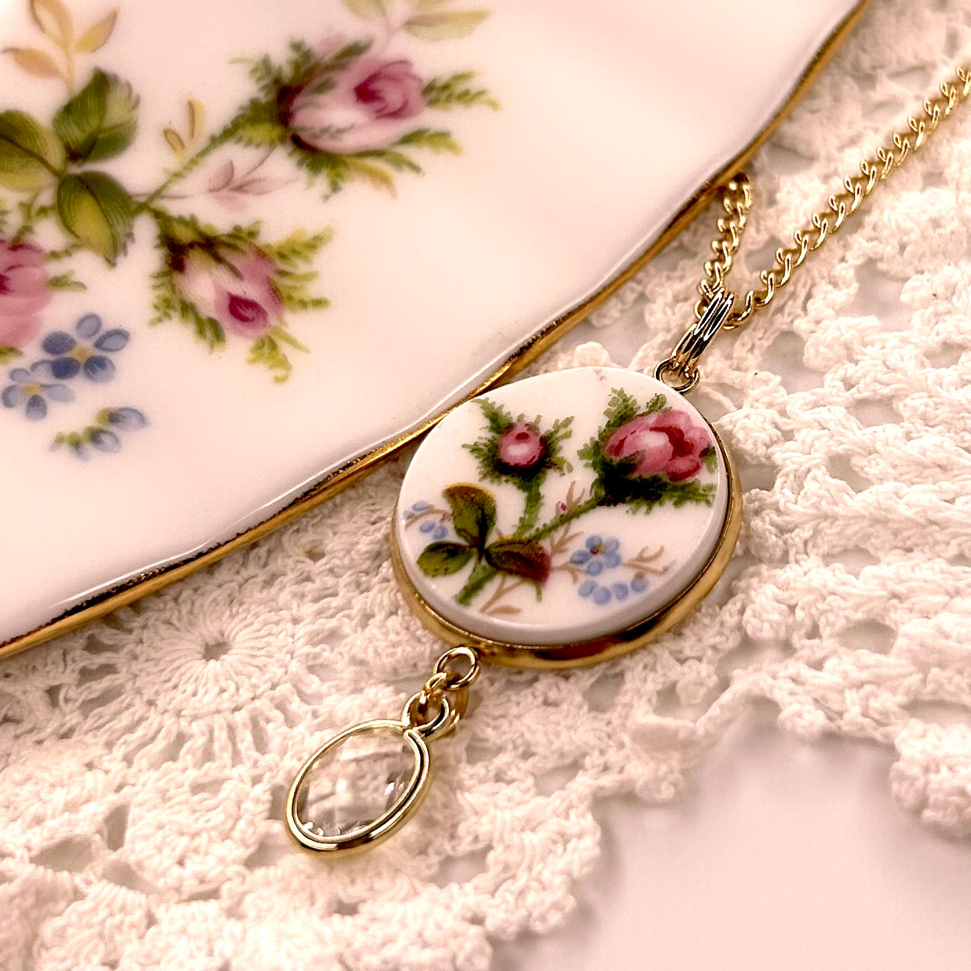 1947 Royal Albert ‘Moss Rose’ Pendant Necklace YG