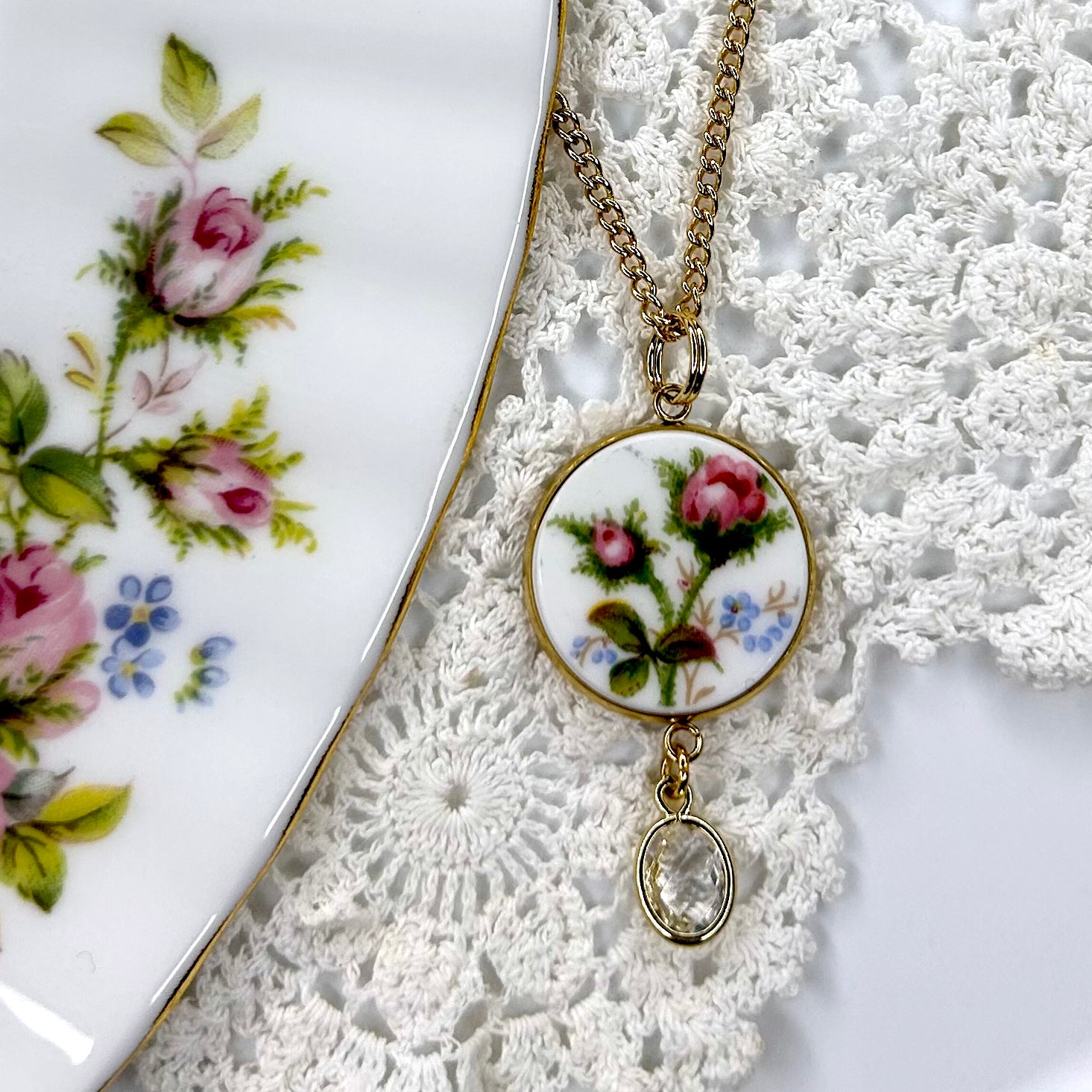 1947 Royal Albert ‘Moss Rose’ Pendant Necklace YG