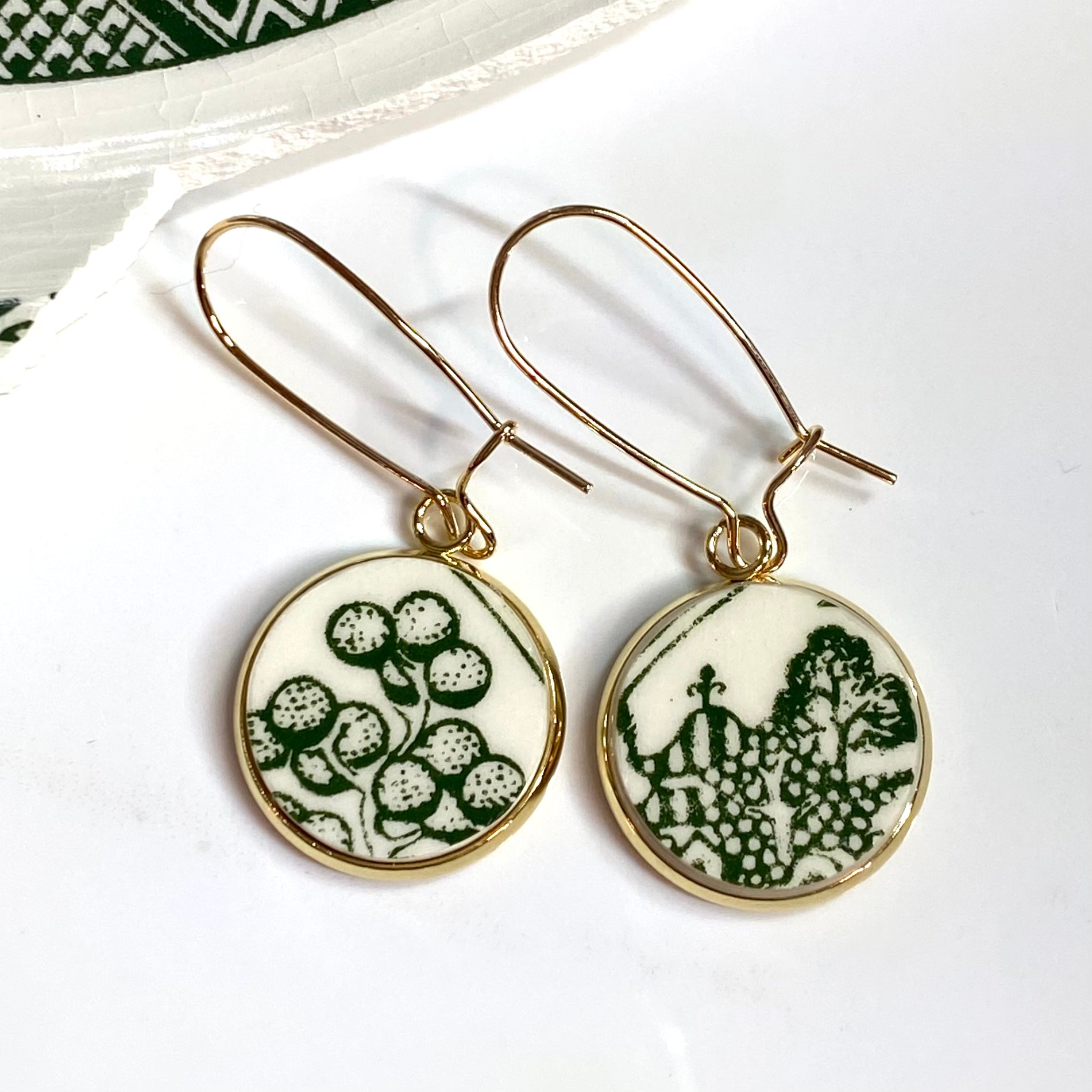 Green Willow Ware by Royal China Dangly Earrings Kidney Wire Y