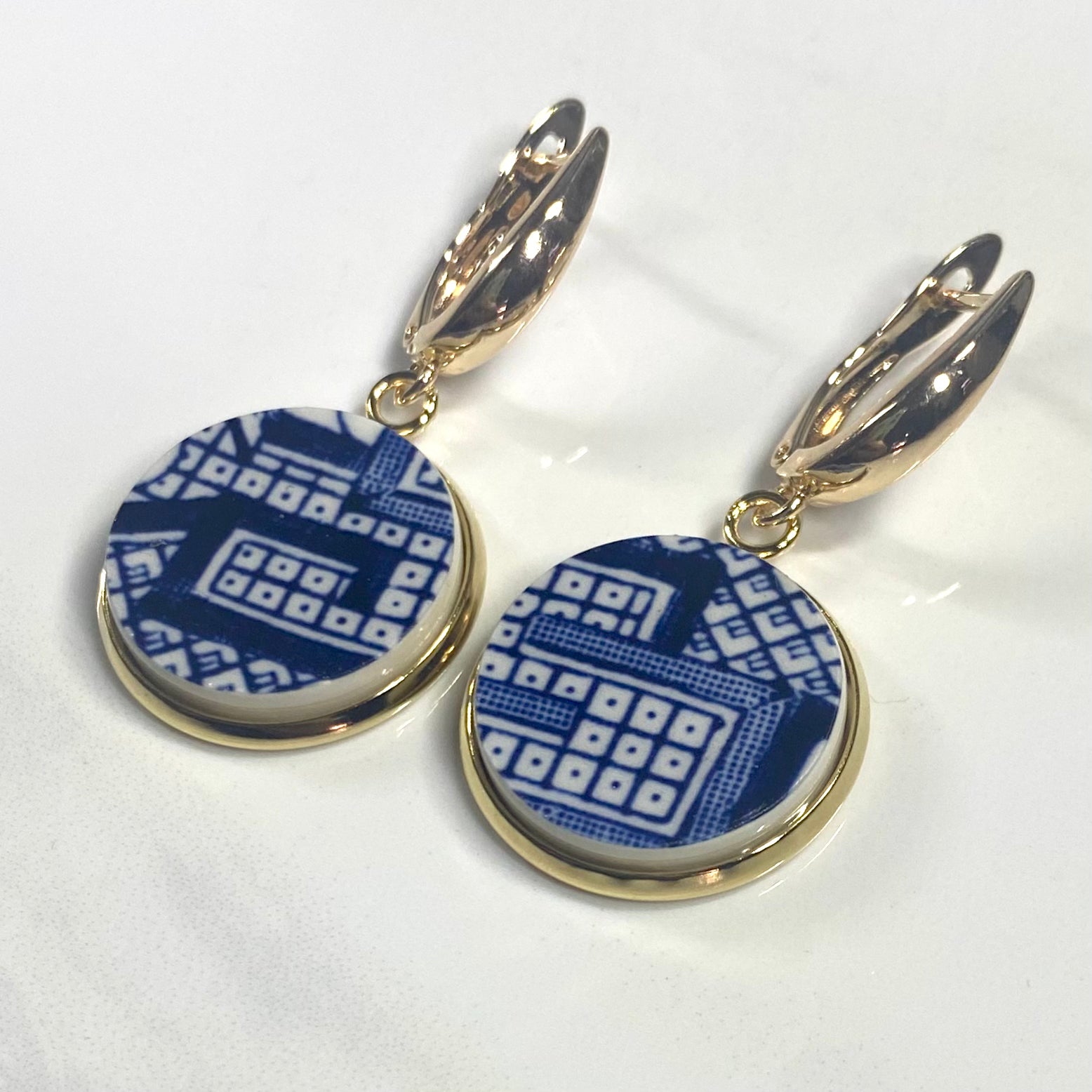 1960’s Blue Willow Dangly Earrings Leverback Huggies Y